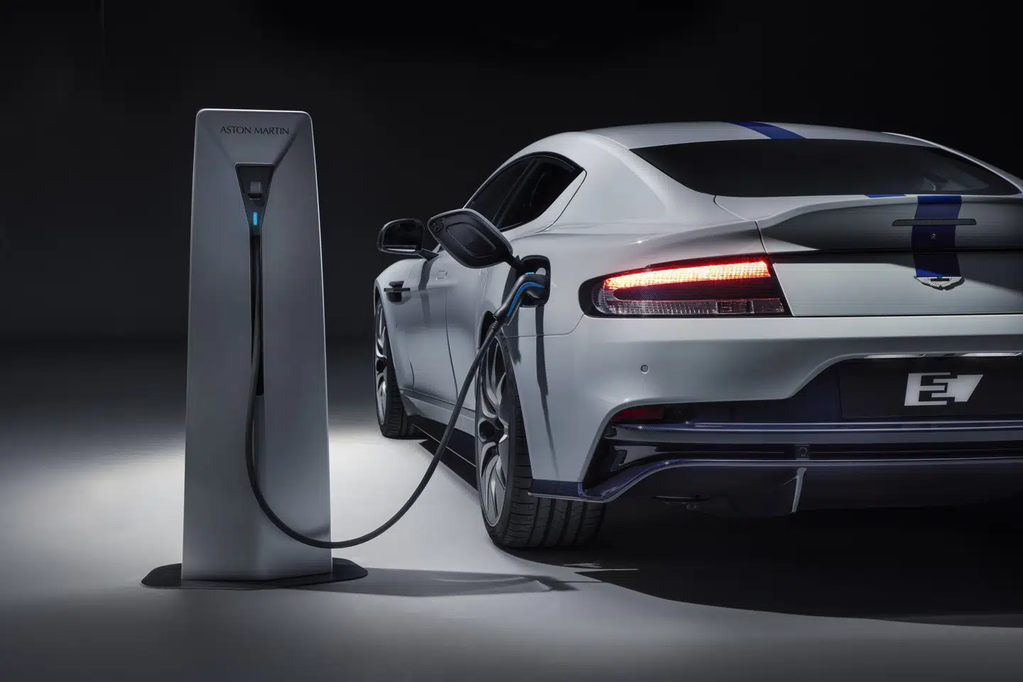 Aston Martin proklamerer, at selskabets første elbil – Aston Martin Rapide E – kan køre op mod 320 kilometer på en enkelt opladning – og at opladningen kan klare el svarende til 500 kilometers rækkevidde i timen.