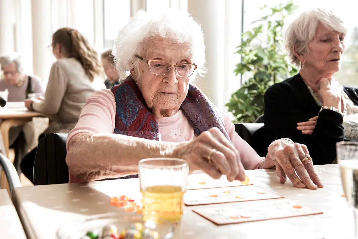 Hver torsdag er der banko på plejehjemmet Langeragergård i Karlslunde, der er et af Fornede Koncernens tre plejecentre i Danmark. I Sverige driver koncernen over 60 plejehjem. Her er det beboer Inger Margrete Jensen.