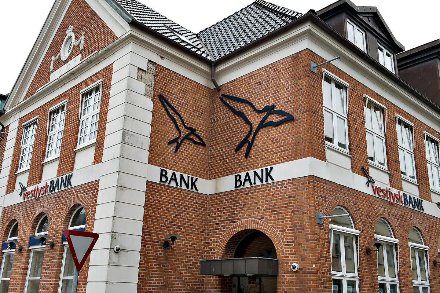 Vestjysk Bank er en af tre banker, der har vendt skuden takket være en god indtjening og fraværet af udbyttebetalinger til aktionærerne. Og så hjalp det også, at banken fik en række stærke investorer ind i ejerkredsen.
