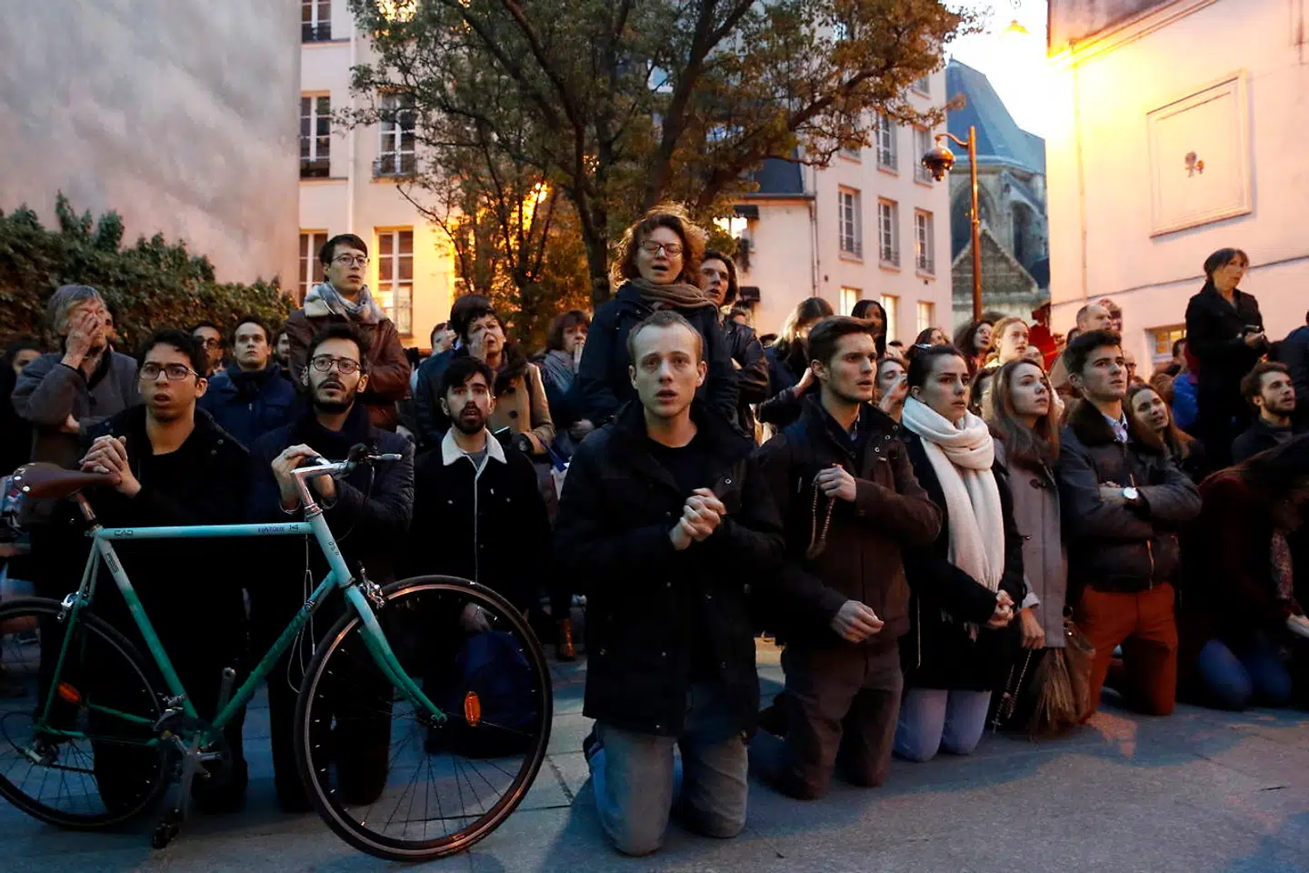 Parisere beder og græder, mens de følker slukningsarbejdet.