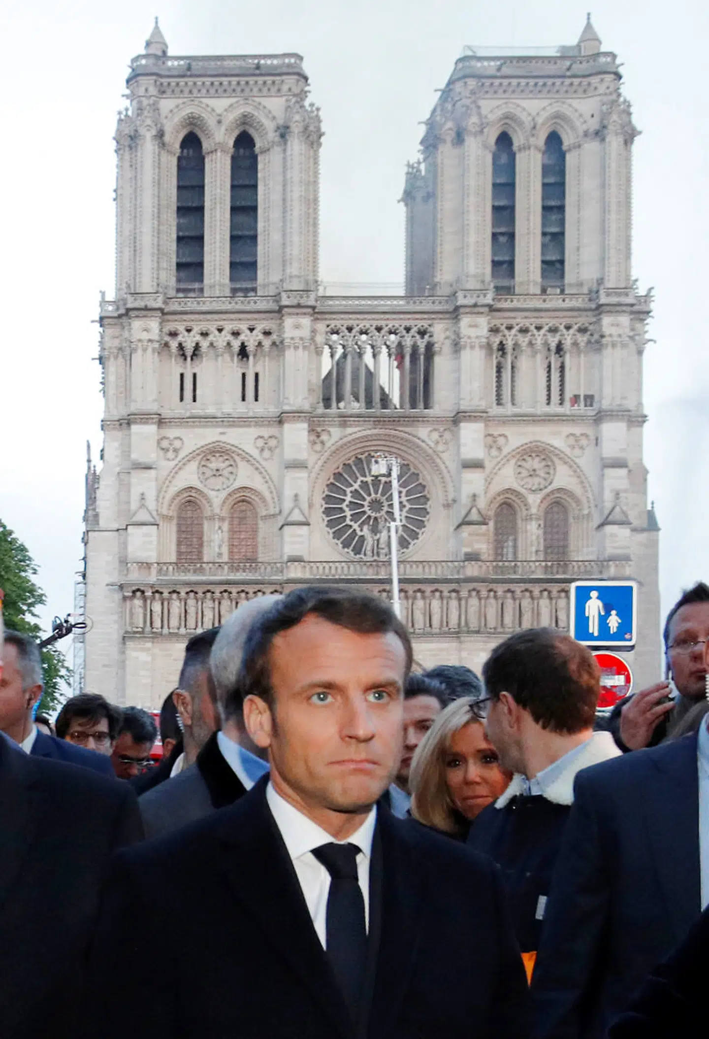 Det var en sammenbidt Emmanuel Macron, der mandag aften mødte op for at følge forsøget på at redde Notre-Dame, efter at han havde måttet opgive en TV-tale til nationen.