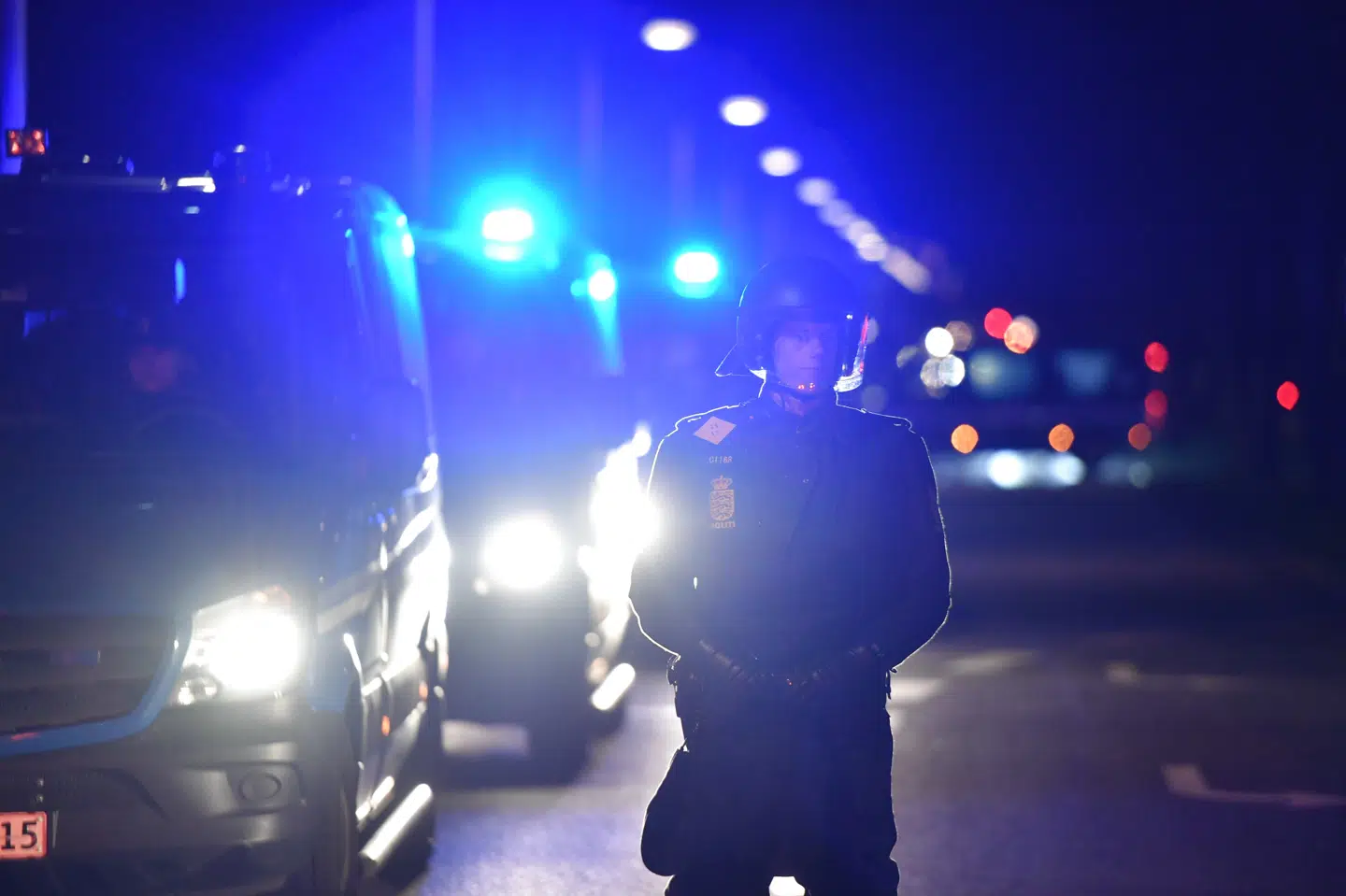 Kampklædte betjente var mandag aften fortsat i aktion i Albertslund for at bekæmpe uro i forbindelse med en bebudet demonstration af Rasmus Paludan. Anthon Unger/Ritzau Scanpix