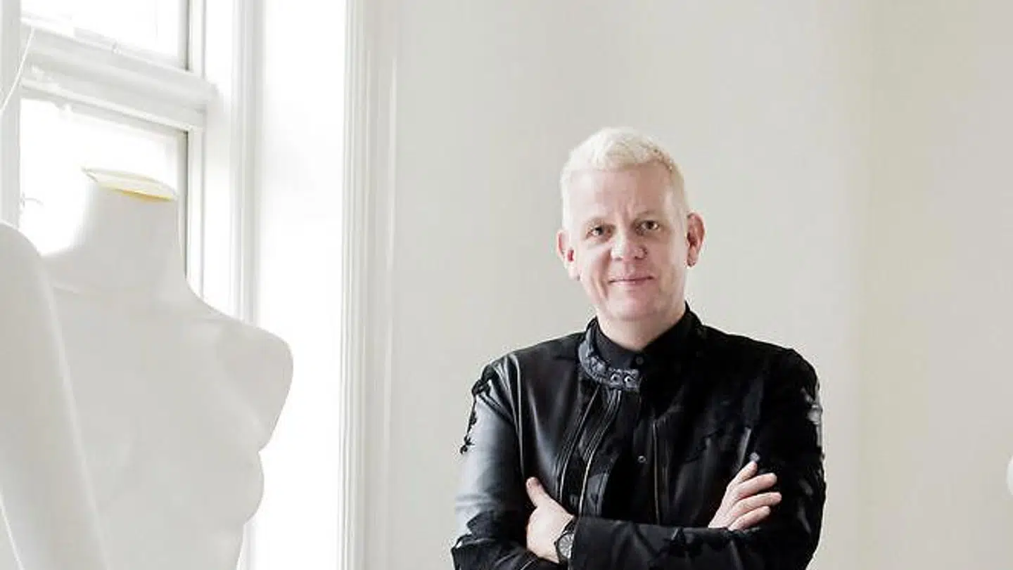 Den danske designer Jørgen Simonsen bor kun en kilometer fra L'Ile de la Cité, der huser den brændende katedral.