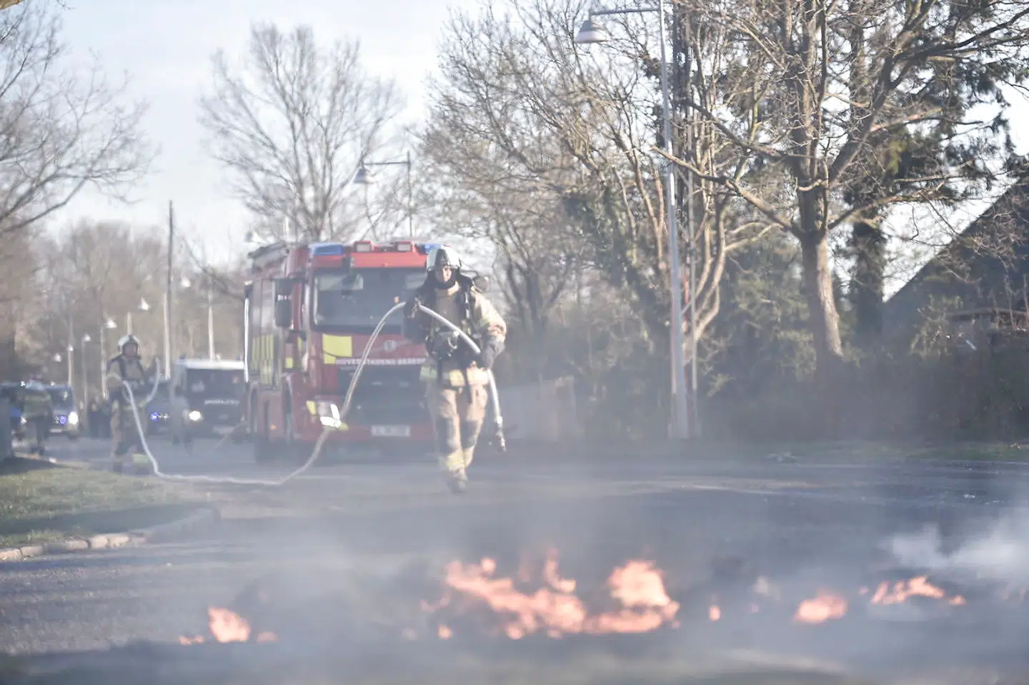 Røg i gaden i Albertslund, mandag den 15. april 2019. Rasmus Paludan har mandag fået forbud mod at demonstrere i Københavns Vestegns politikreds. Forbuddet gælder frem til klokken 12 tirsdag, oplyser politiet. (Foto: Mads Claus Rasmussen/Scanpix 2019)