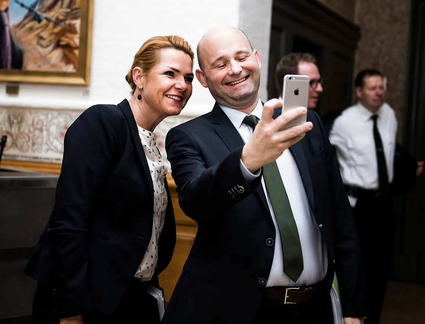 Man kan sagtens være legal udlænding og gå ind for stram udlændingepolitik over for illegale immigranter, mener Andrea Omic. Her er udlændinge- og integrationsminister Inger Støjberg (V) og justitsminister Søren Pape Poulsen (C) i samråd om Grimhøjmoskeen i Aarhus 12. april 2019.