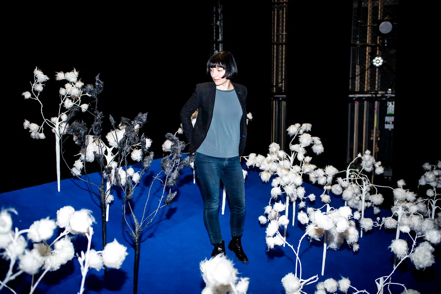 Efter en årrække på Det Kongelige Teater tiltrådte Elisa Kragerup 1. juli sidste år stillingen som teaterdirektør på Betty Nansen Teatret sammen med Eva Præstiin. Her er hun i scenografien til Sort Samvittigheds »I et forhold«, som hun selv har instrueret.