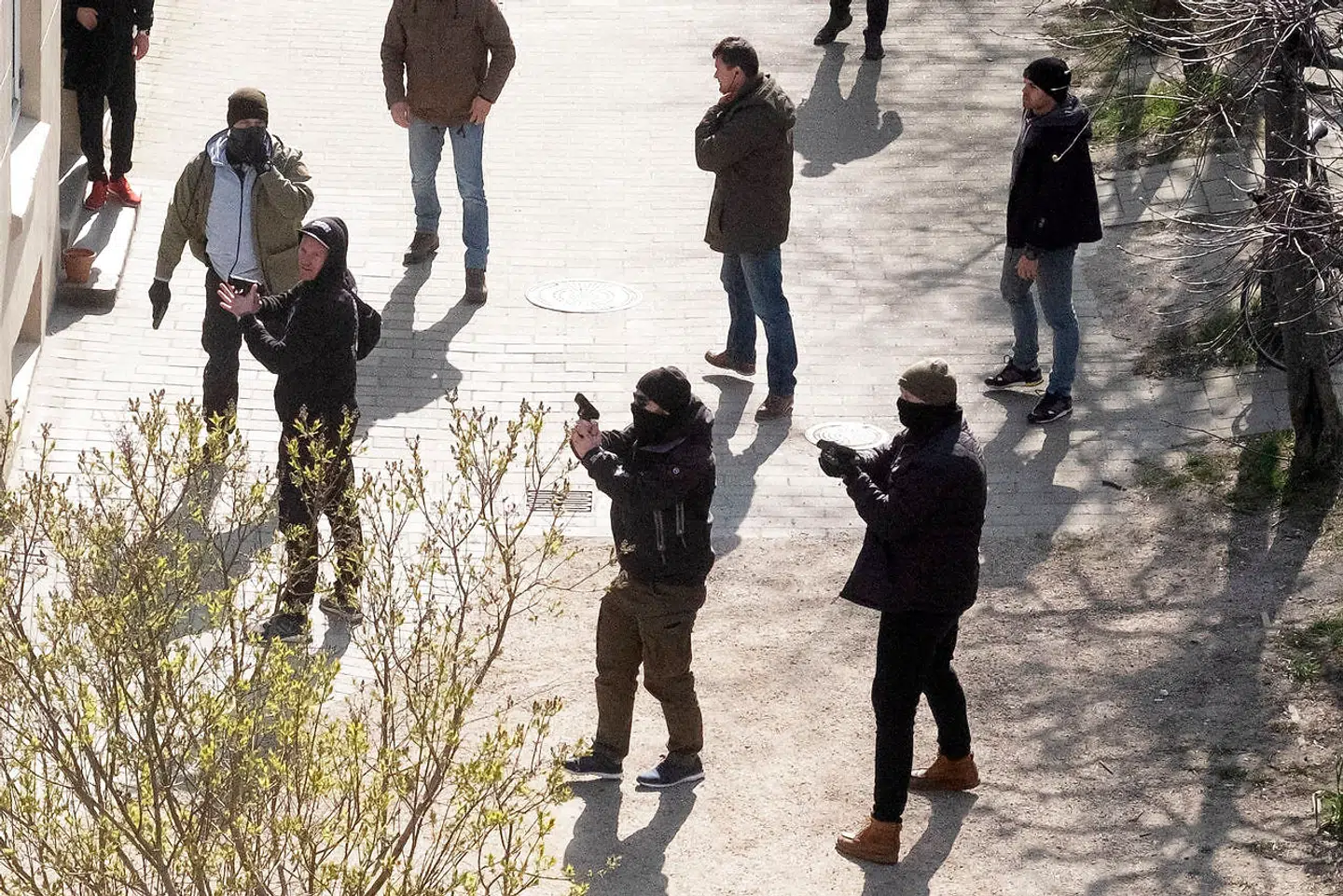 Civilpolitiet trækker deres våben bag Korsgadehallen på Nørrebro. Der opstod ballade, bål og stenkast efter Rasmus Paludan havde holdt et møde på Blågårdsplads.