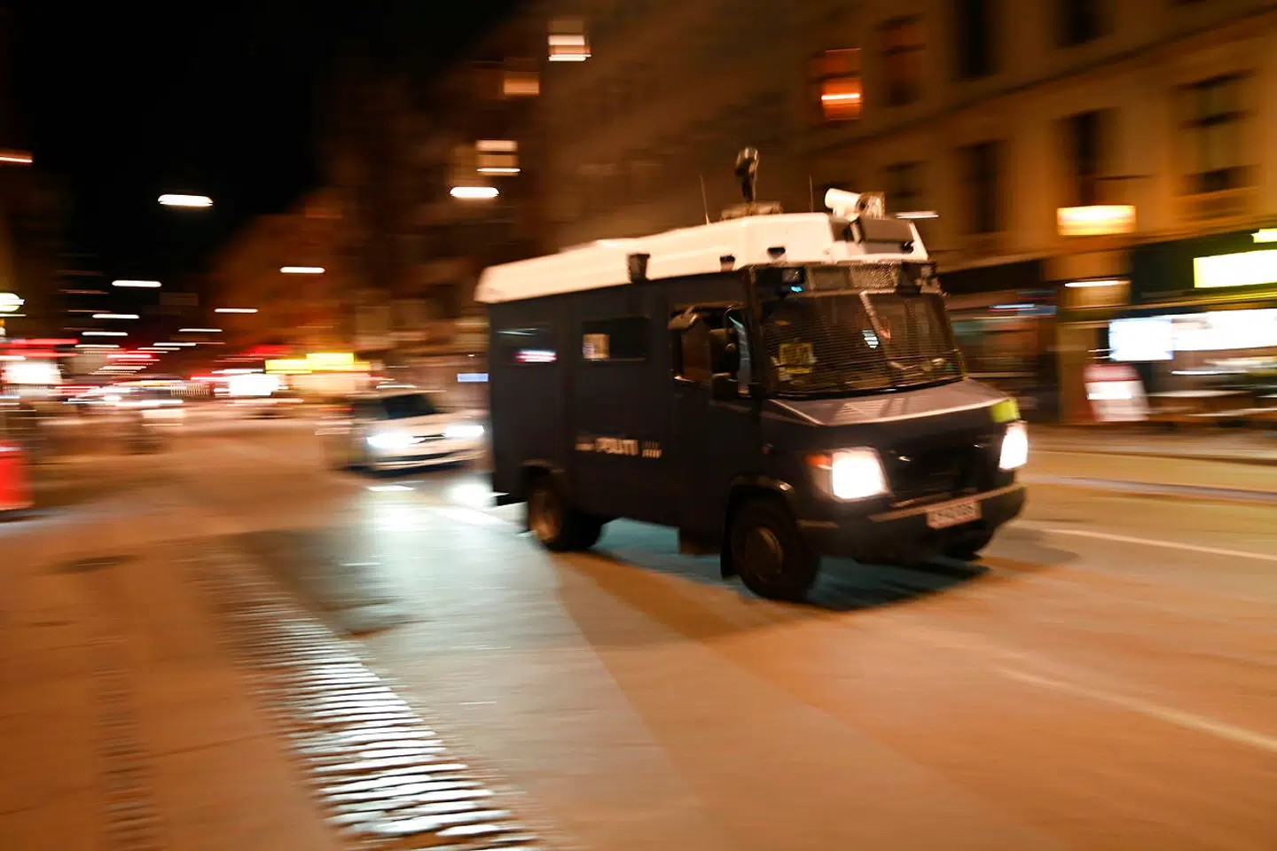 Politiet er til stede på Nørrebro efter uroligheder, søndag den 14. april 2019. Urolighederne brød ud, da lederen af Stram Kurs, Rasmus Paludan, søndag eftermiddag blev angrebet under sin demonstration på Blågårds Plads. Paludan blev kørt væk af politiet, men optøjerne fortsatte på Nørrebro, hvor politiet er massivt til stede. (Foto: Philip Davali/Scanpix 2019)