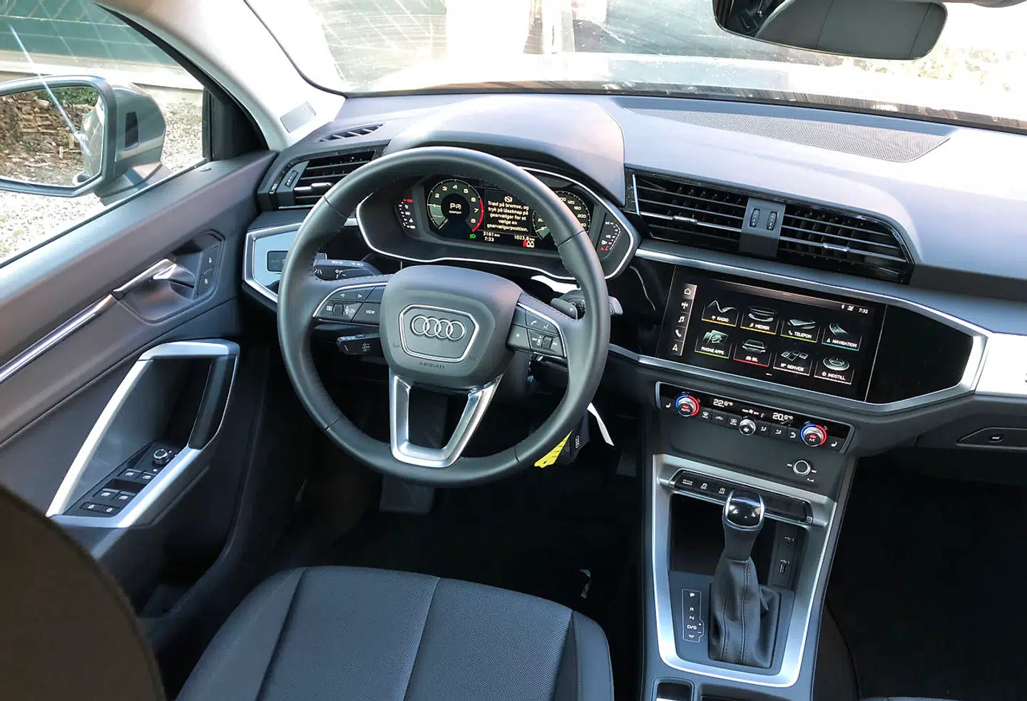 Kabinen er fuldt digitaliseret og uden analoge instrumenter. Designet er skarpt, og den centralt placerede skærm har en forrygende god opløsning.