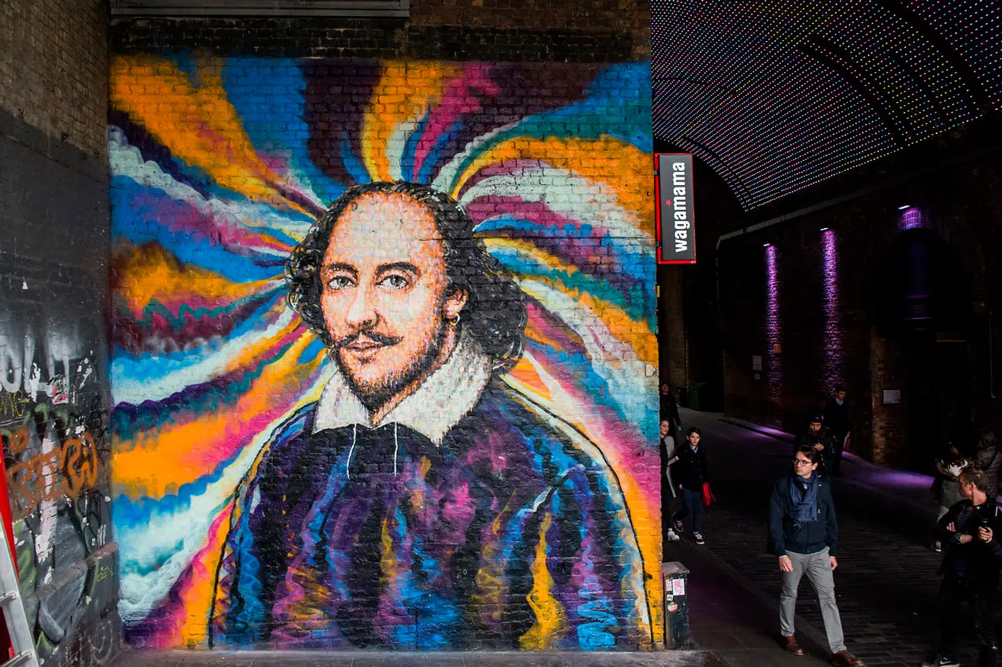 William Shakespeare, der her er malet på en væg i London, boede centralt i byen.