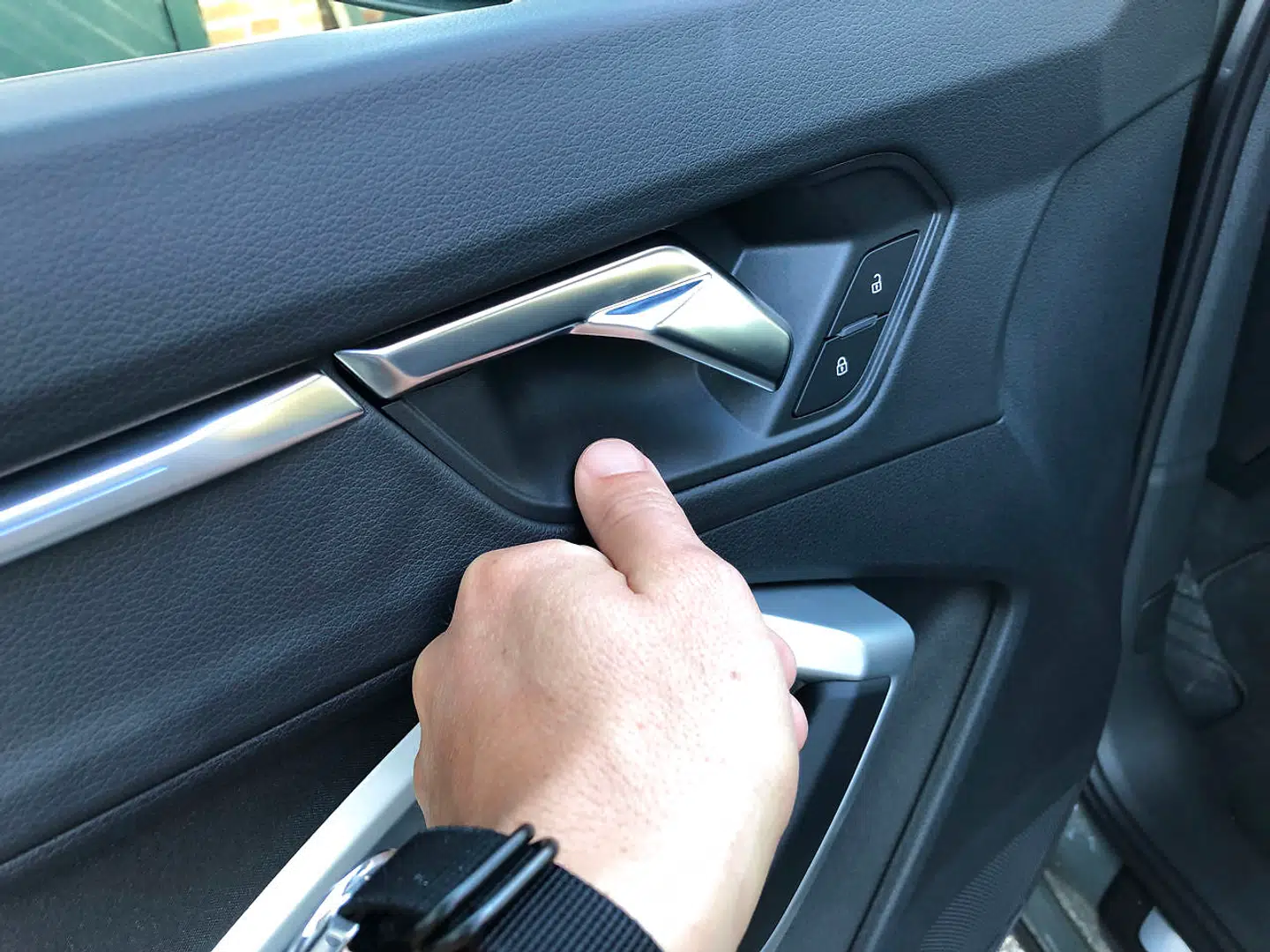 Audi plejer at holde sig for god til nærig og hård plast, men kulissen til dørhåndtaget er udført i uindbydende hård og grovkornet plastik. Det er en ommer.