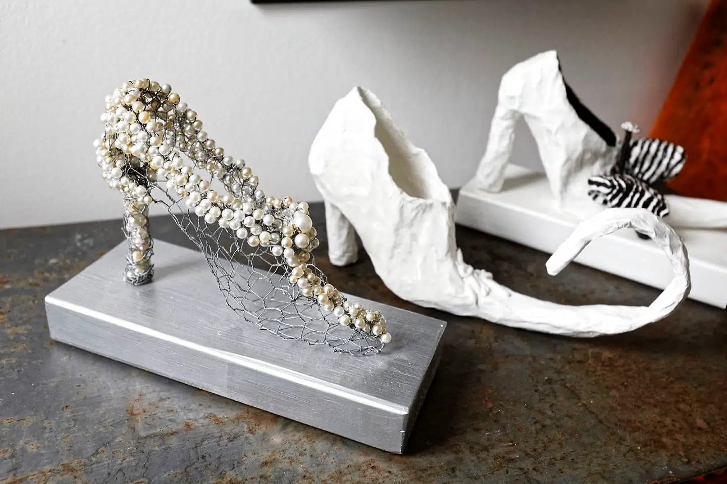 De senere år har Janne lavet skulpturer af groteske sko i papmaché på skelet af hønsenet. De meget forskellige skulpturer står udstillet mange steder i huset.