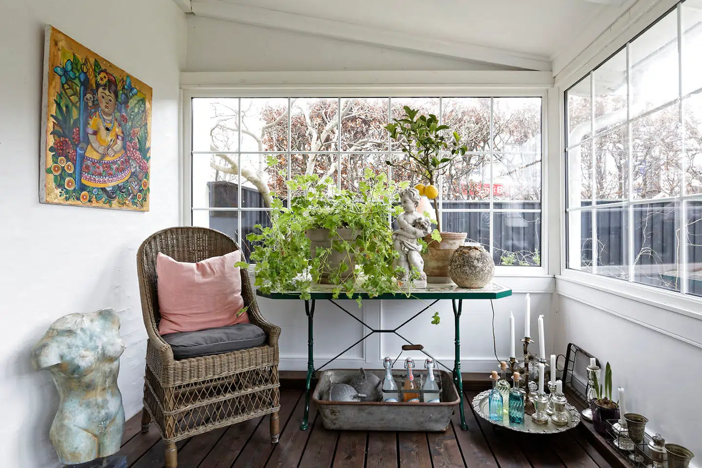 Havestuens gulv er af hårdt træ. Herude er bord med fletstole og antikke ting som borde, bakker, sølvstager og bornholmsk glaskunst.