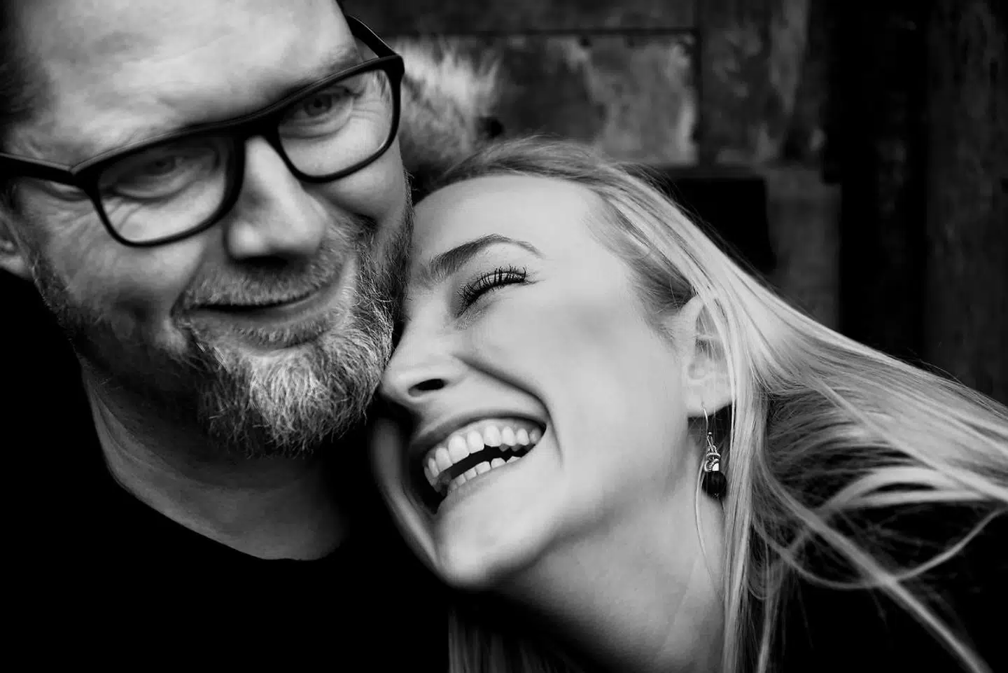 Om at have tyve år mellem sig: »Jeg snakker selv sindssygt meget. Jeg har det godt, hvis jeg har aftaler hver dag i ugen, og Lasse har det godt med ingen aftaler. Mig og mine veninder kan rigtig godt lide øl, og det kan Lasse også, men klokken 12 begynder han at drikke vand. Så sidder han der og er en voksen mand,« fortæller Line Heffmeyer. »Og jeg har det ikke helt godt med kontroltab og tømmermænd,« siger Lasse Rimmer.