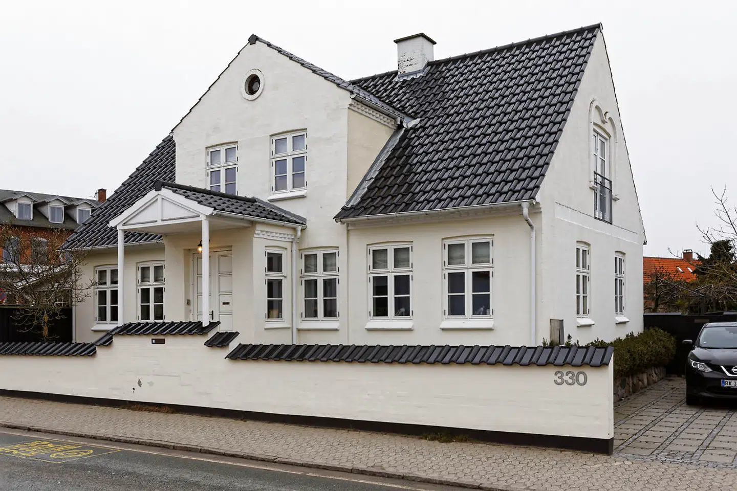 Den hvide villa, som var renoveret af den tidligere ejer og så godt som til at flytte ind i, ligger nær butikker og strand.