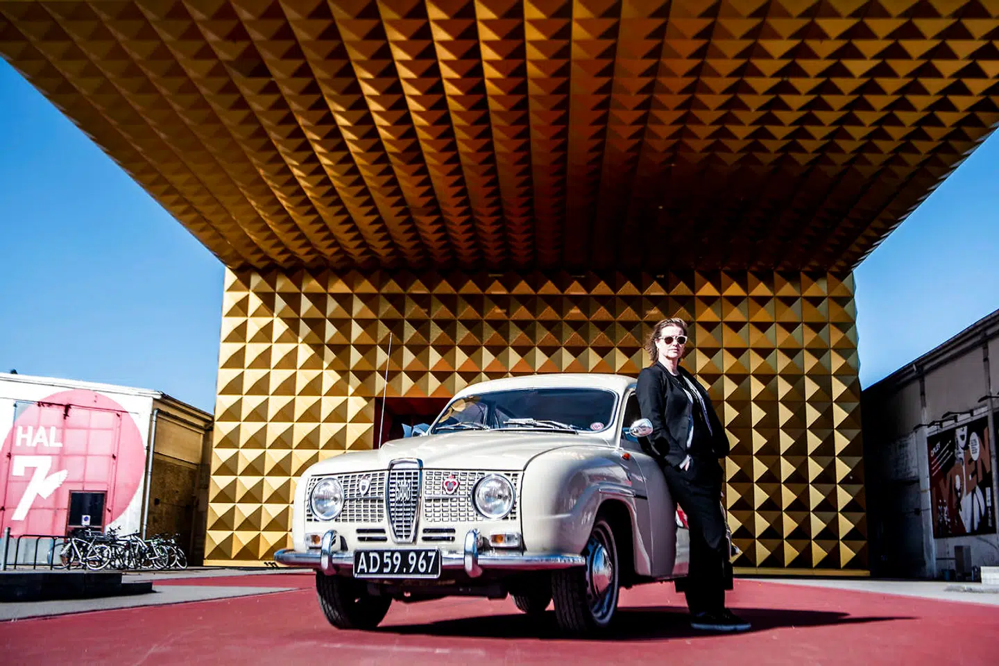 Bilen udlånt til billedserien er en Saab 96 V4, sedan. Den er produceret 19. april 1967 i Trollhättan, Sverige, og den nuværende ejer er Anders Thorning Andersen, som købte bilen af sin morfar i 2004. Morfaren havde den fra 1993 og frem og nåede i den tid blandt andet en tur til Nordnorge i bilen.