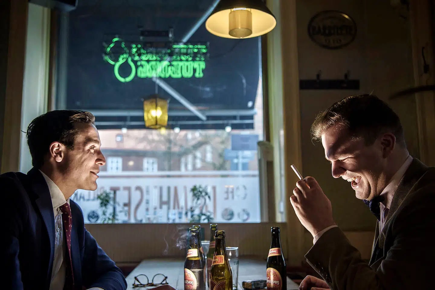 Caspar Stefani (t.v.) og Kuzma Pavlov går ind for kongehuset, fædreland og nobelt tøj. Og øl og smøger. De er konservative kandidater til henh. Folketinget og EU-Parlamentet. De står bag satiresitet »Hårdt til styrbord«. Her er de fotograferet over en fyraftensøl på Cafe Domhuset.