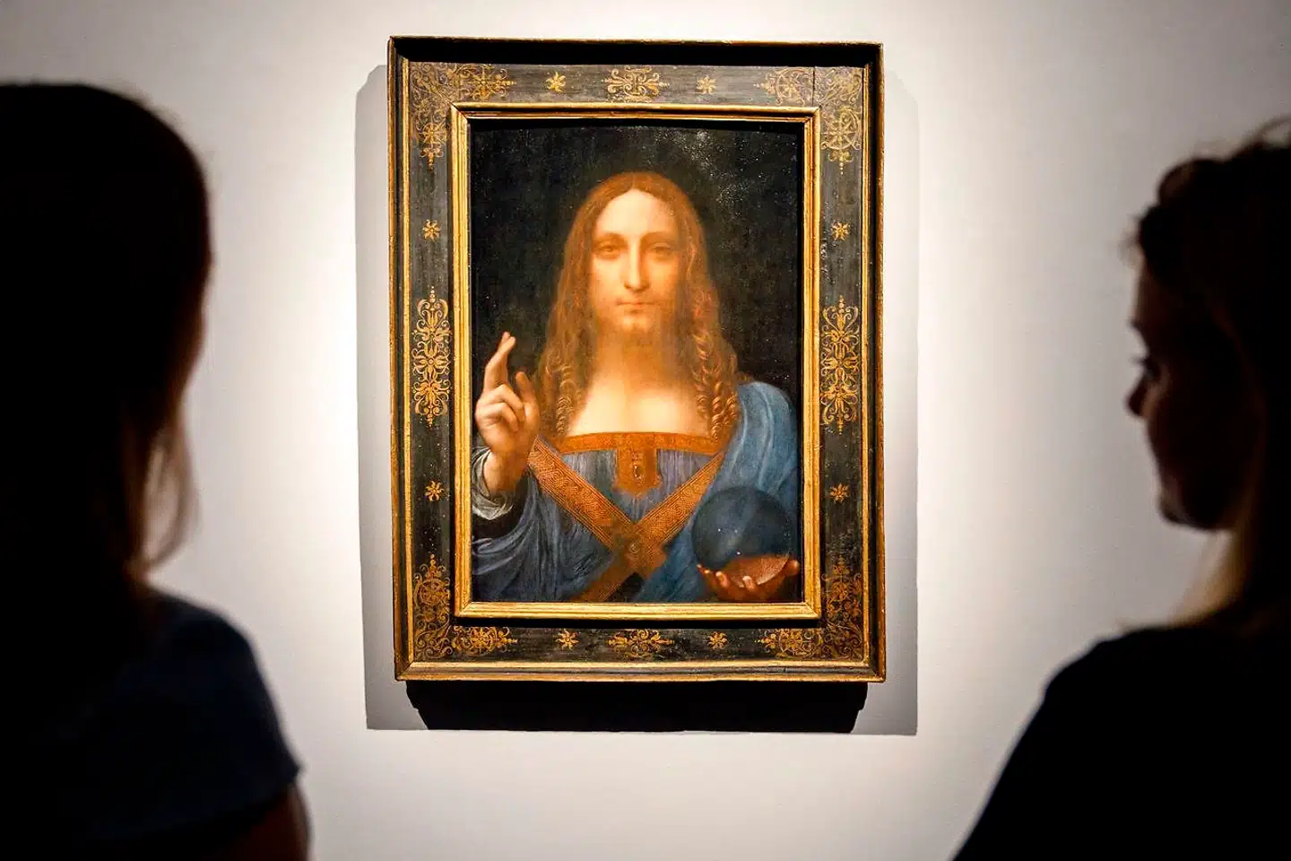 »Salvator Mundi« betyder »Verdens frelser«. Det 66 cm høje oliemaleri forestiller Jesus Kristus og er angiveligt malet omkring år 1500.