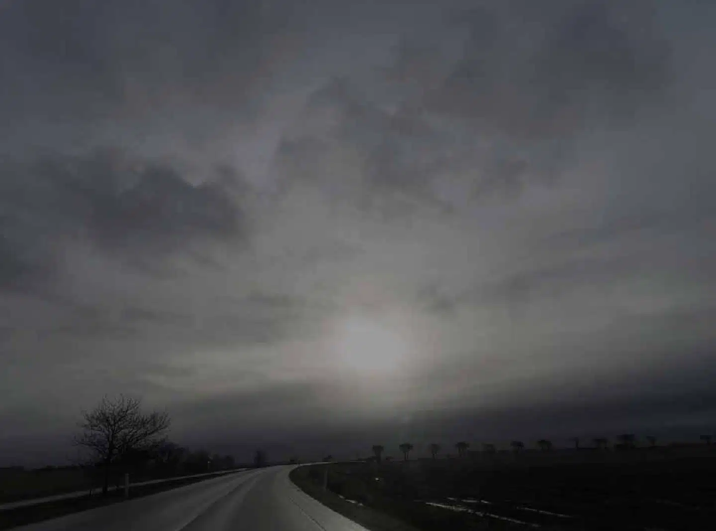 Billederne i bogen om Tøndermarsken følger årstidernes vekslen og døgnets rytme. Her har Henrik Saxgren portrætteret en skumringsstemning.