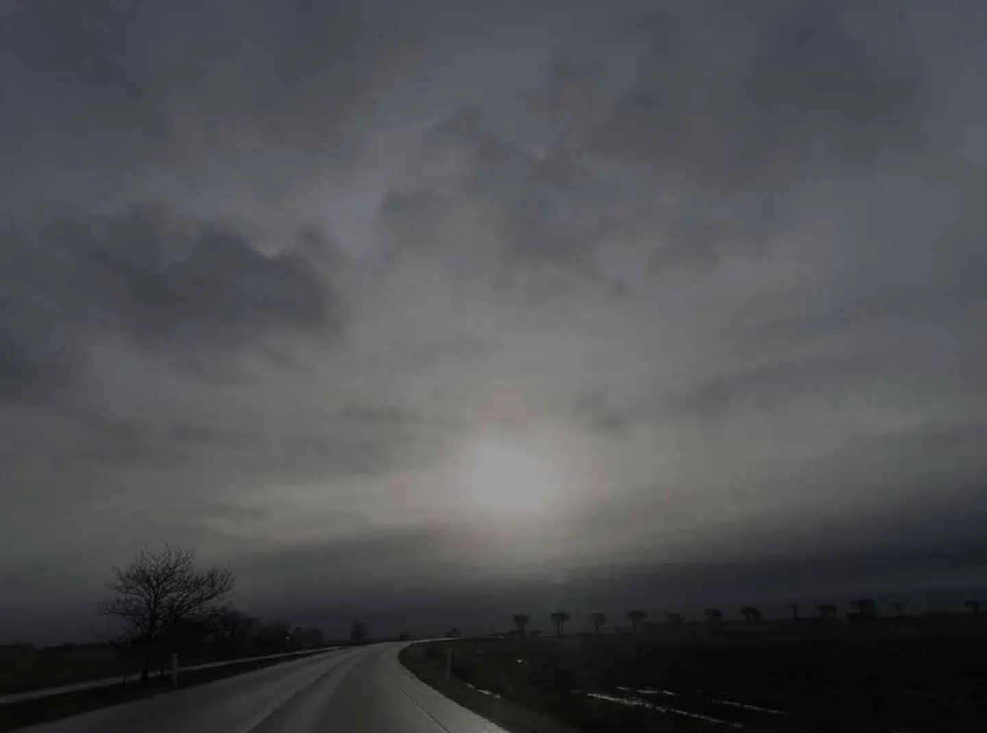 Billederne i bogen om Tøndermarsken følger årstidernes vekslen og døgnets rytme. Her har Henrik Saxgren portrætteret en skumringsstemning.