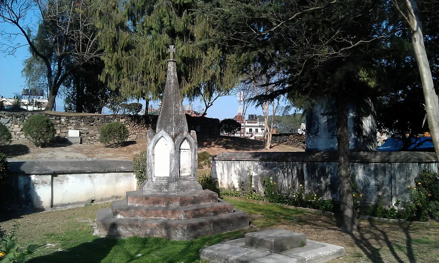 Den britiske kirkegård med gravstedet for turist-pionererne Boris og Inger Lissanevitch minder om Assistens Kirkegård i København.