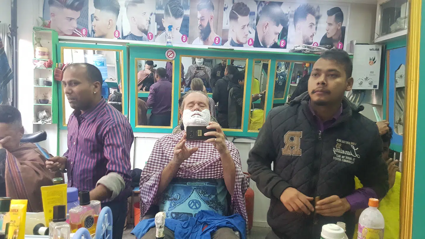 En tur hos den lokale barber giver hurtigt indblik i den lokale kultur.