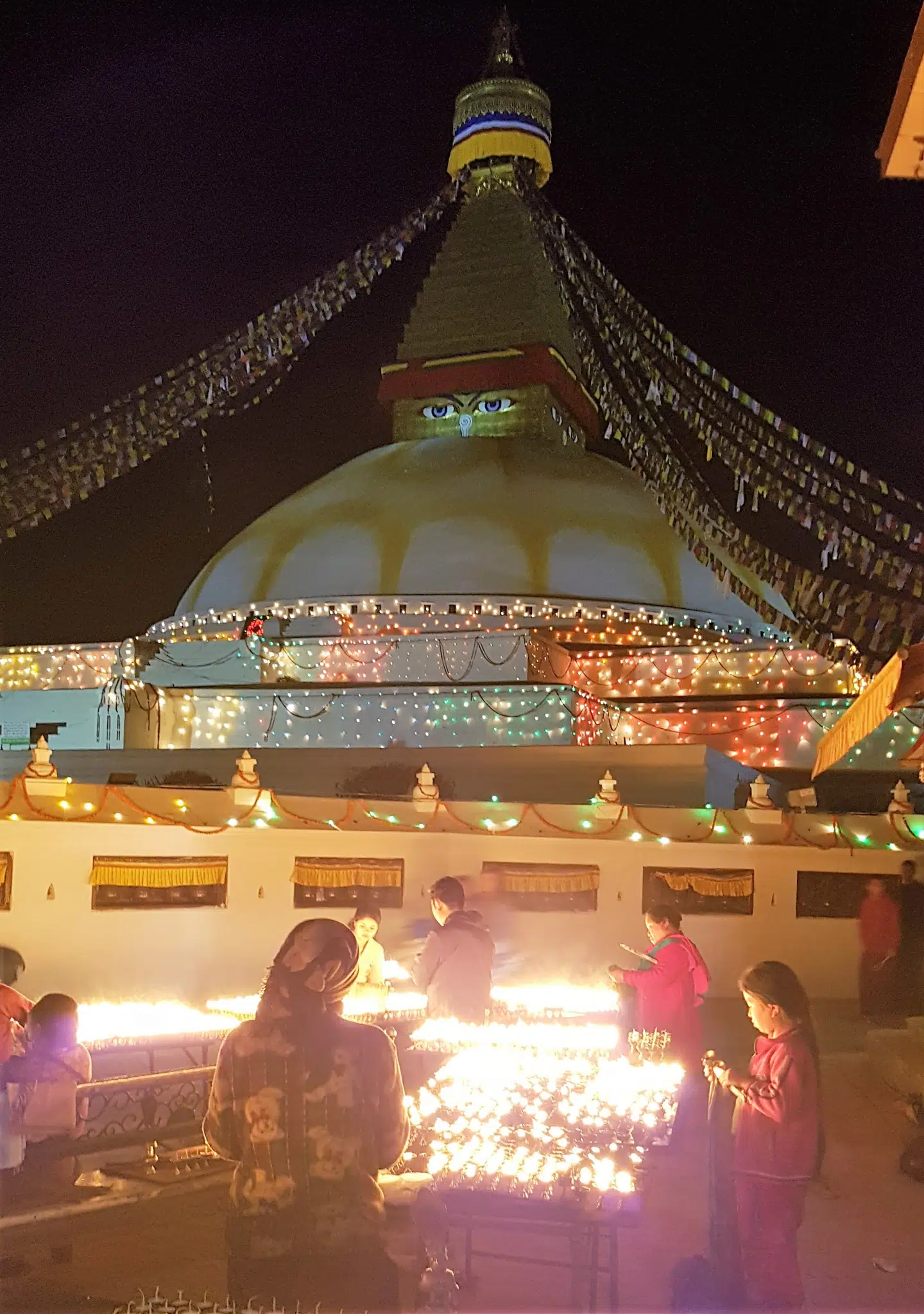 Boudhanath er en tibetansk-buddhistisk helligdom, som især er smuk at besøge ved nymåne eller til HH Dalai Lamas fødselsdag.