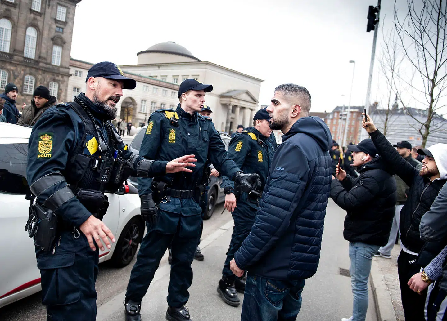 Politiet bremser ophidsede tilskuere i forbindelse med Rasmus Paludans demonstration i marts, mens Hizb ut Tahrir holdt fredagsbøn foran Christiansborg.