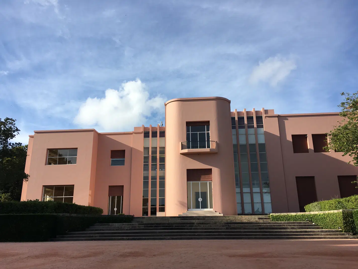 Den lyserøde art deco-villa i er en del af Serralves-parken og museet for moderne kunst.