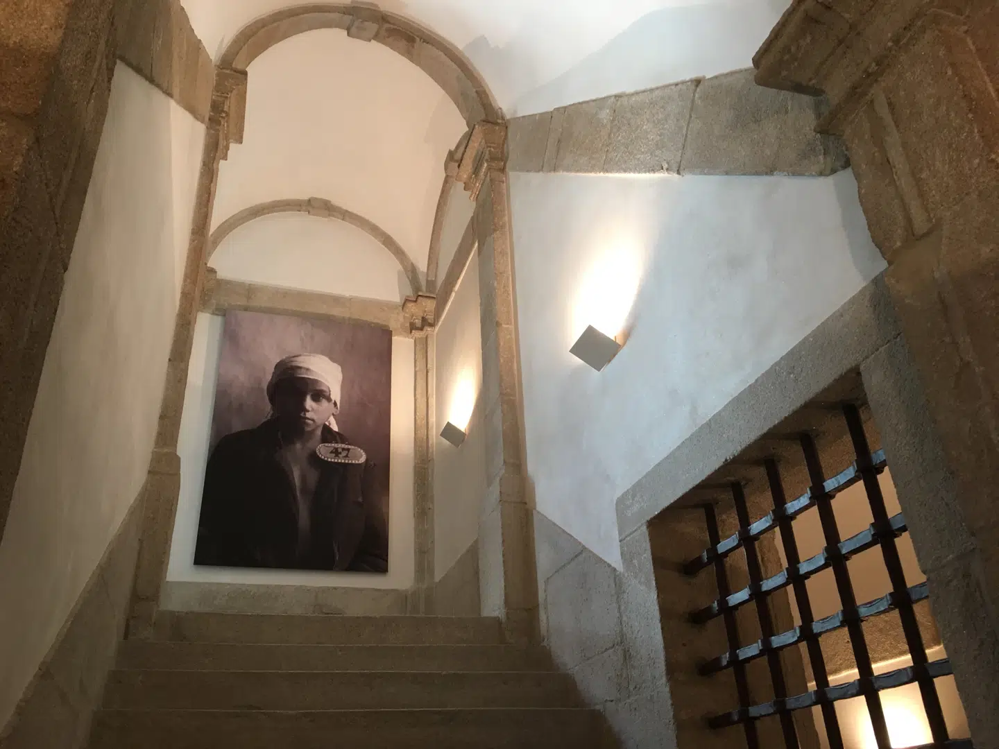 Byens tidligere fængsel er nu museum for moderne fotokunst, men der udstilles også gamle fangebilleder.