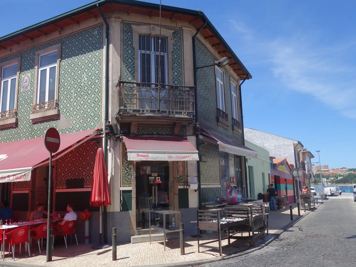 Afurada er et lille fiskerleje skråt over for Portos gamle bydel, hvor man kommer helt tæt på hverdagslivet efter en kort sejlads over floden.