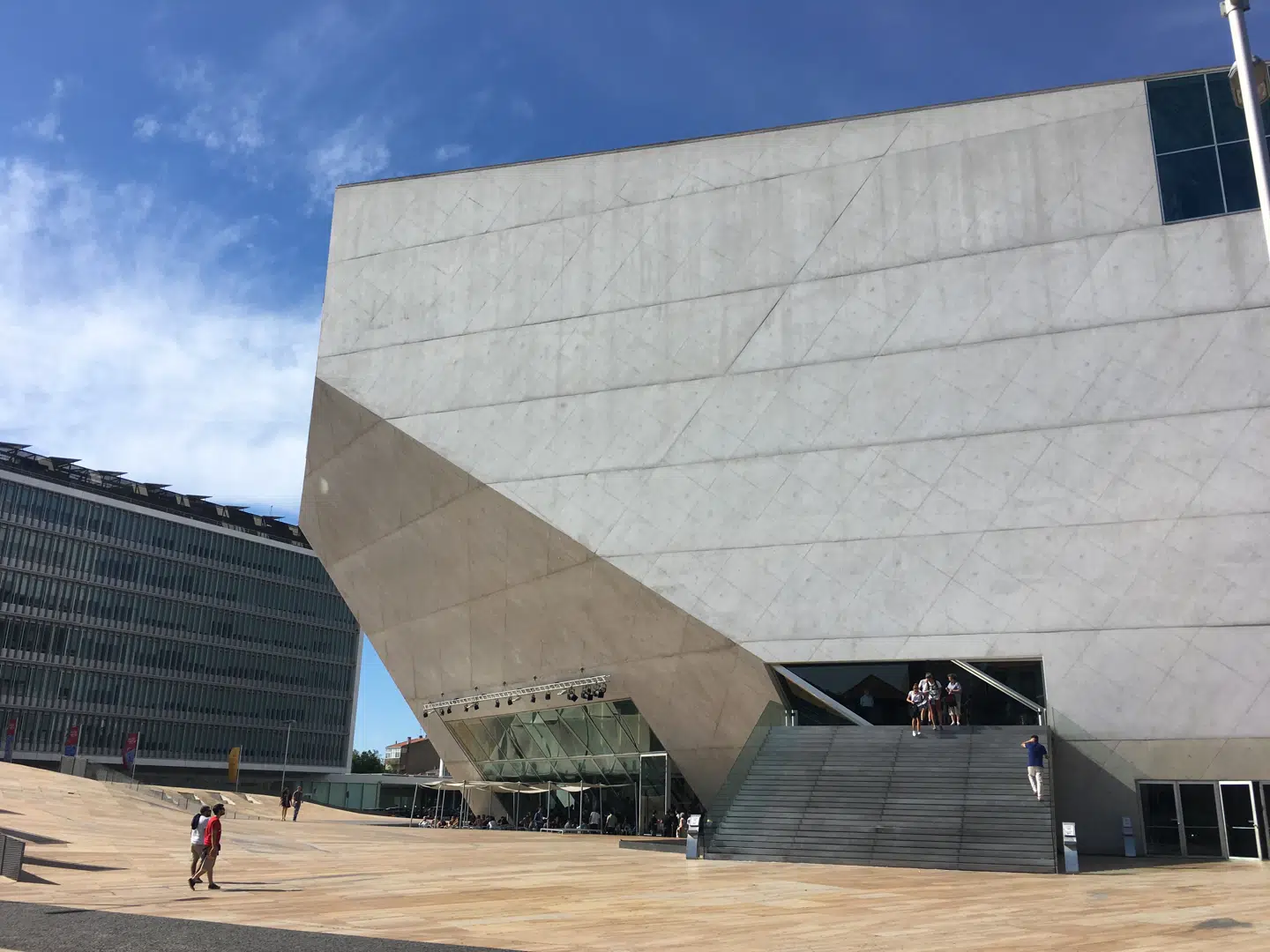 Musikhuset, der ligner en meteor sat på spidsen, er udråbt til et af verdens vigtigste koncerthus-byggerier i 100 år.