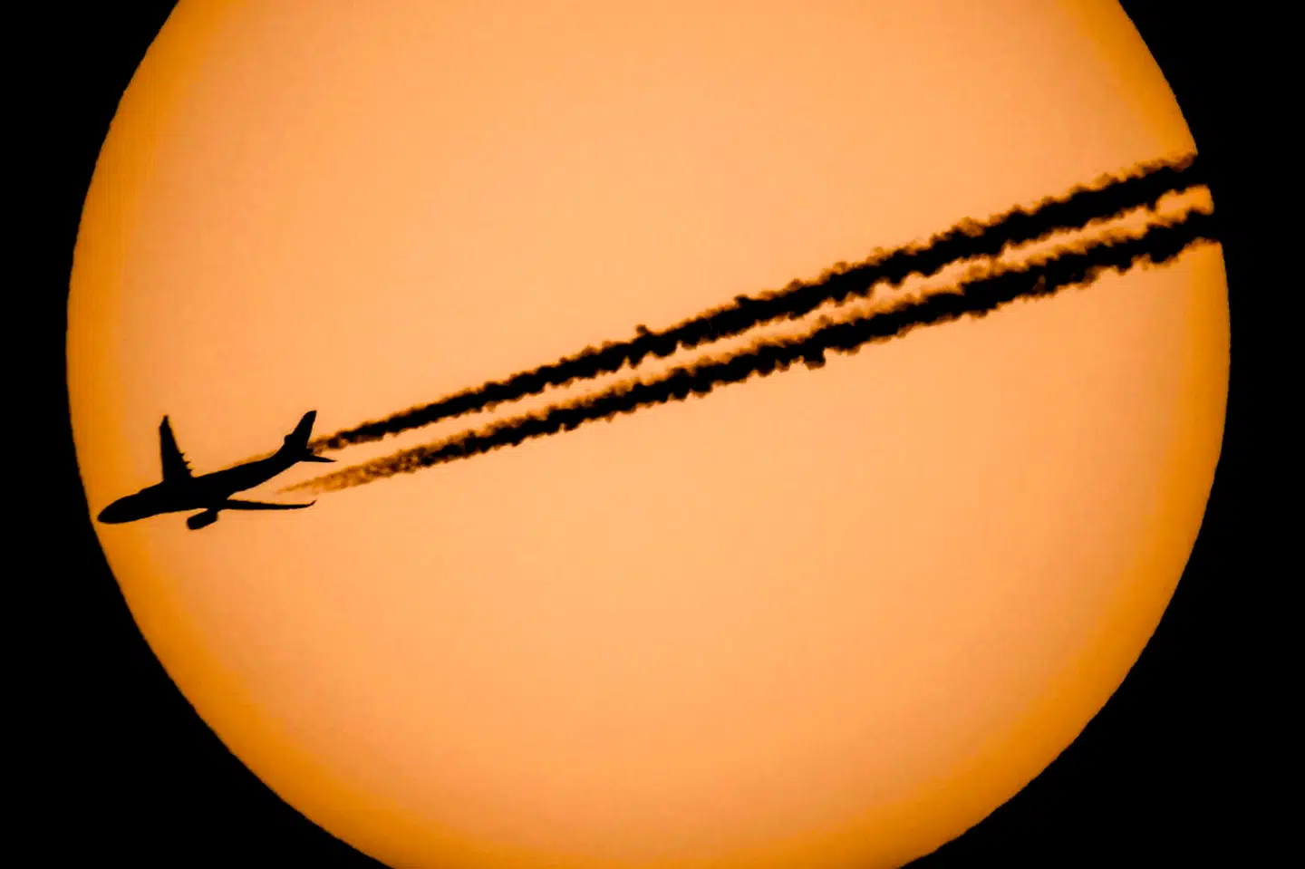 Vores stjerne, Solen, rummer mere end 99,8 pct. af al masse i solsystemet. Men det supermassive sorte hul i galaksen M87 rummer en masse som 6,5 milliarder sole.