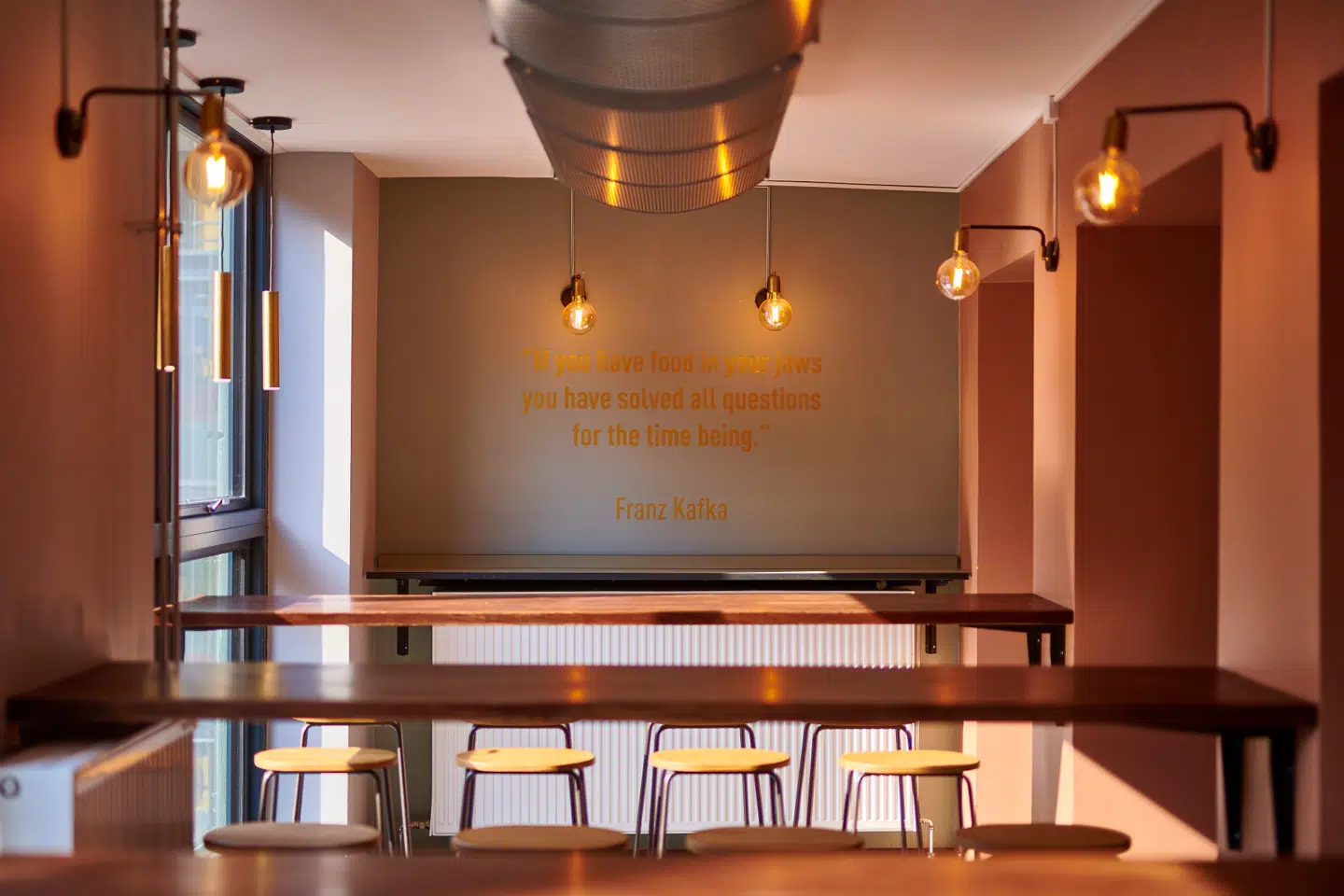 Franz Kafka er også citeret i det nye Food Court - møblerne er fra Mater.