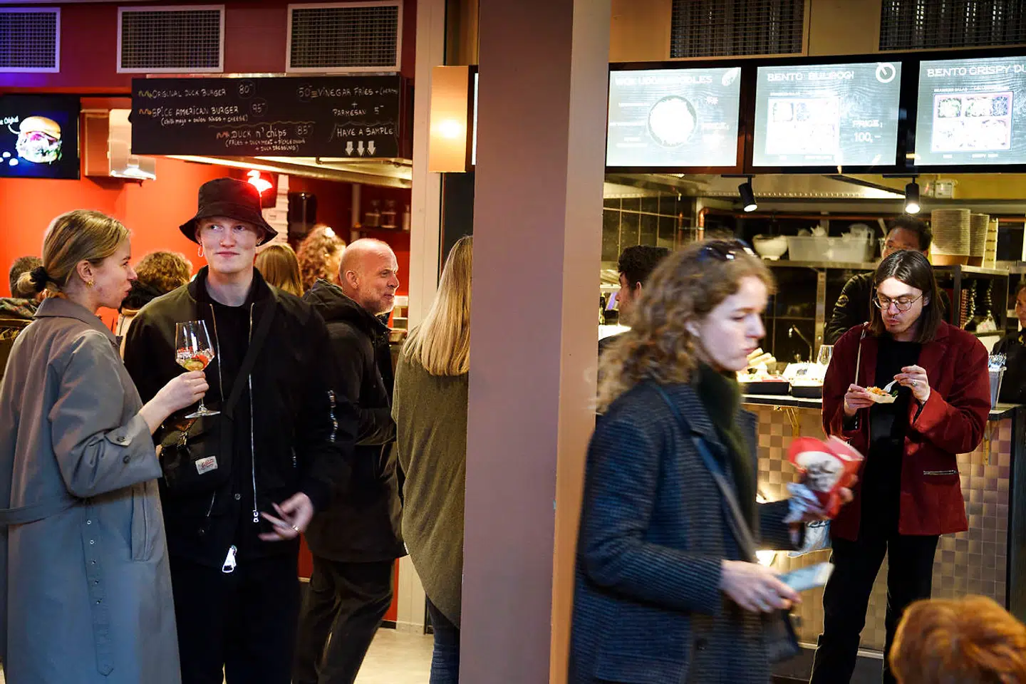 I modsætning til markeder som Reffen, kan man i Boltens Food Court krybe inden for, når vejret ikke tillader, at man sætter sig i den historiske gård.