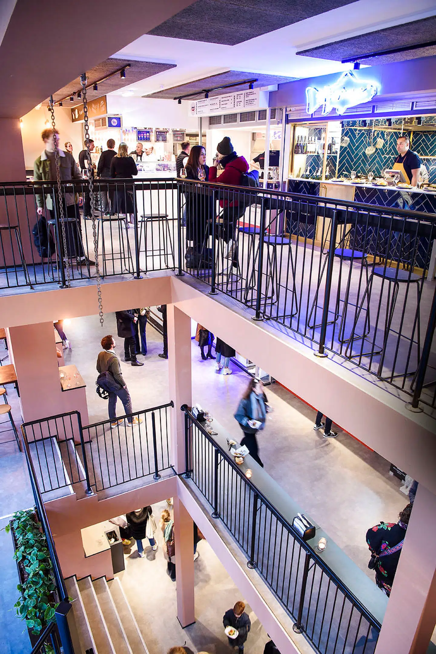 Fordelt over tre etager sælger de mange stader mad fra hele verden.