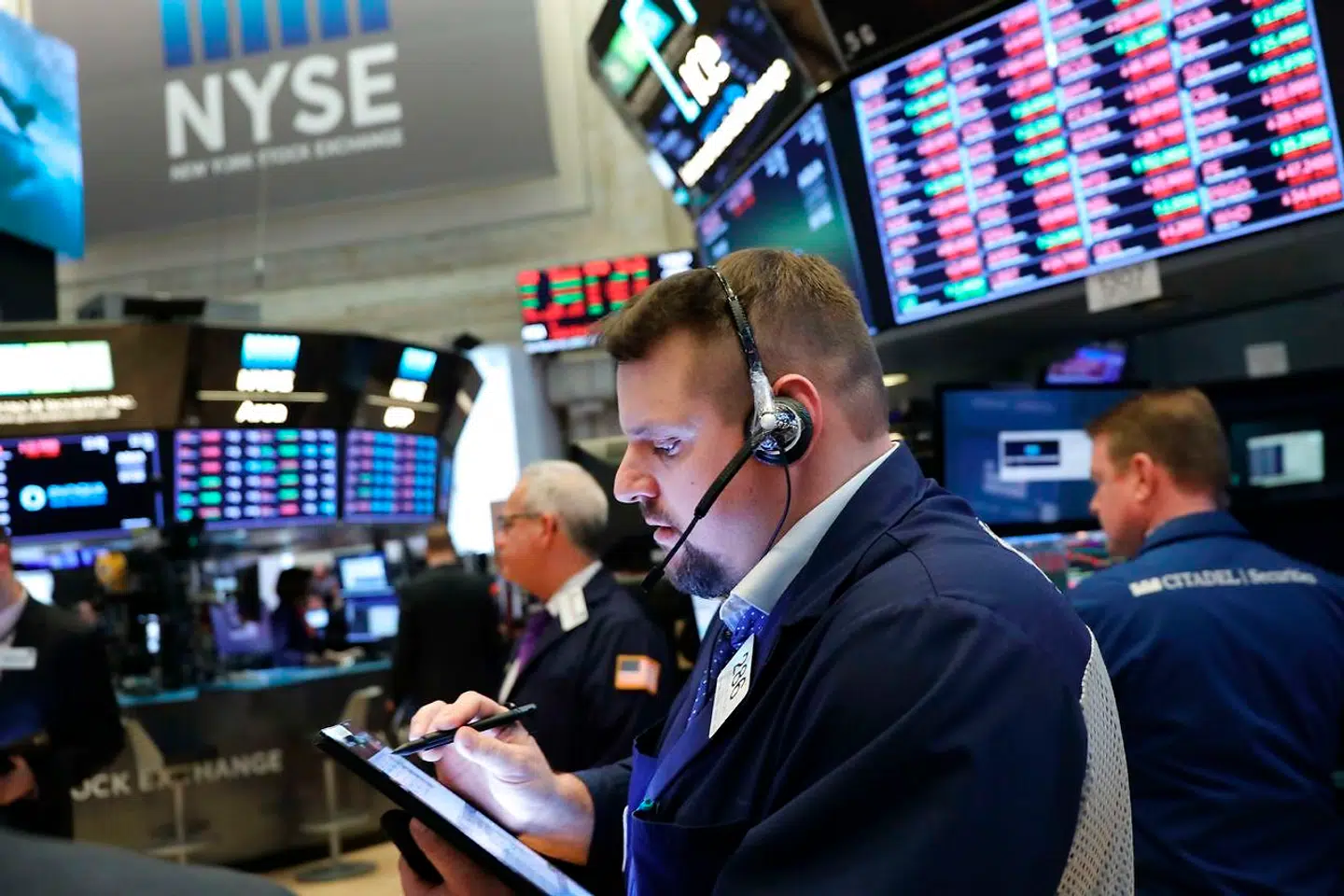 Skal du investere i en aktivt forvaltet investeringsforening eller sætte pengene i en indeksfond? Flere undersøgelser peger på det sidste.