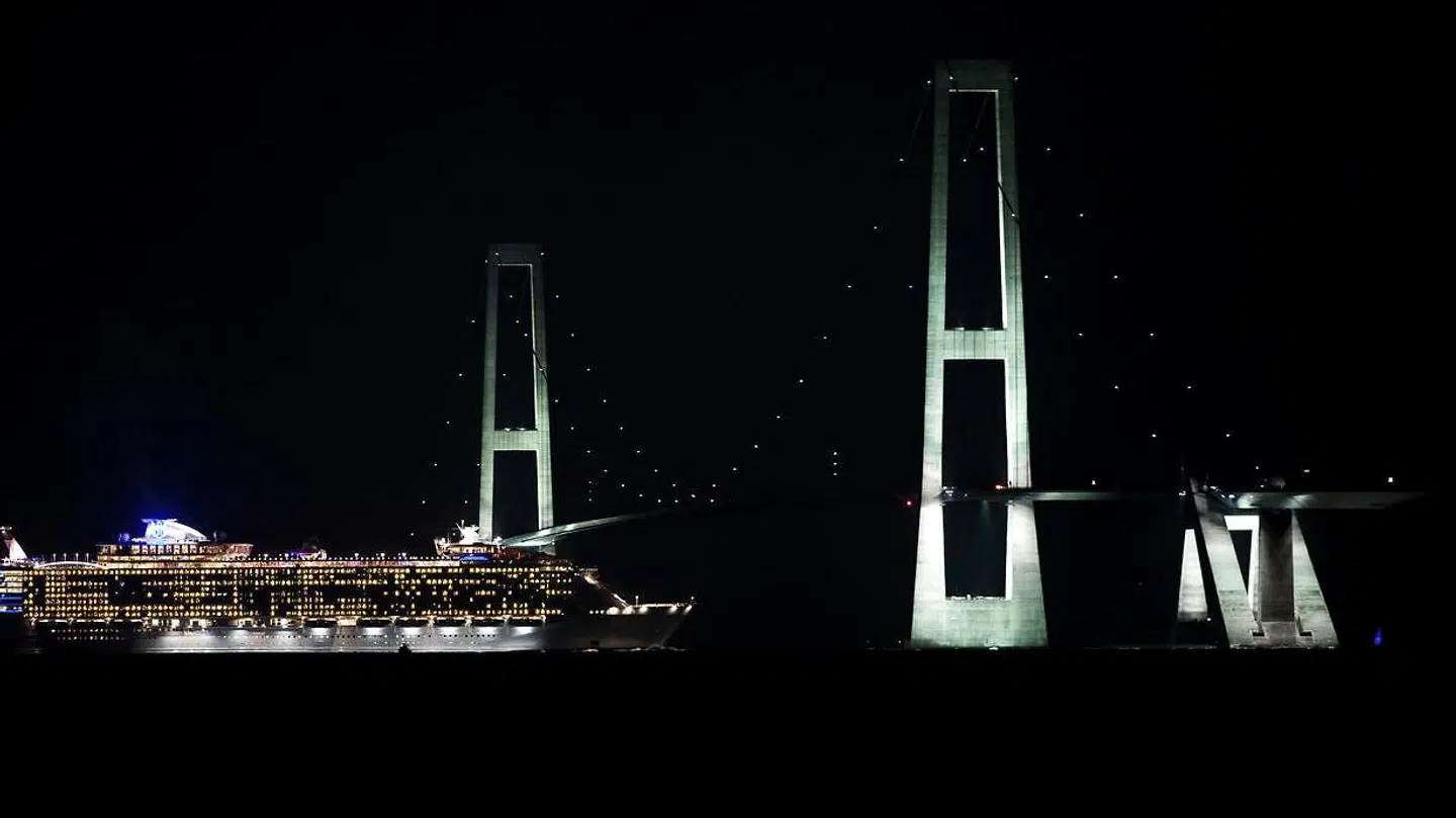 Verdens største krydstogtskib, Oasis of the Seas, der er bygget i den finske by Turku, passerer under Storebæltsbroen.
