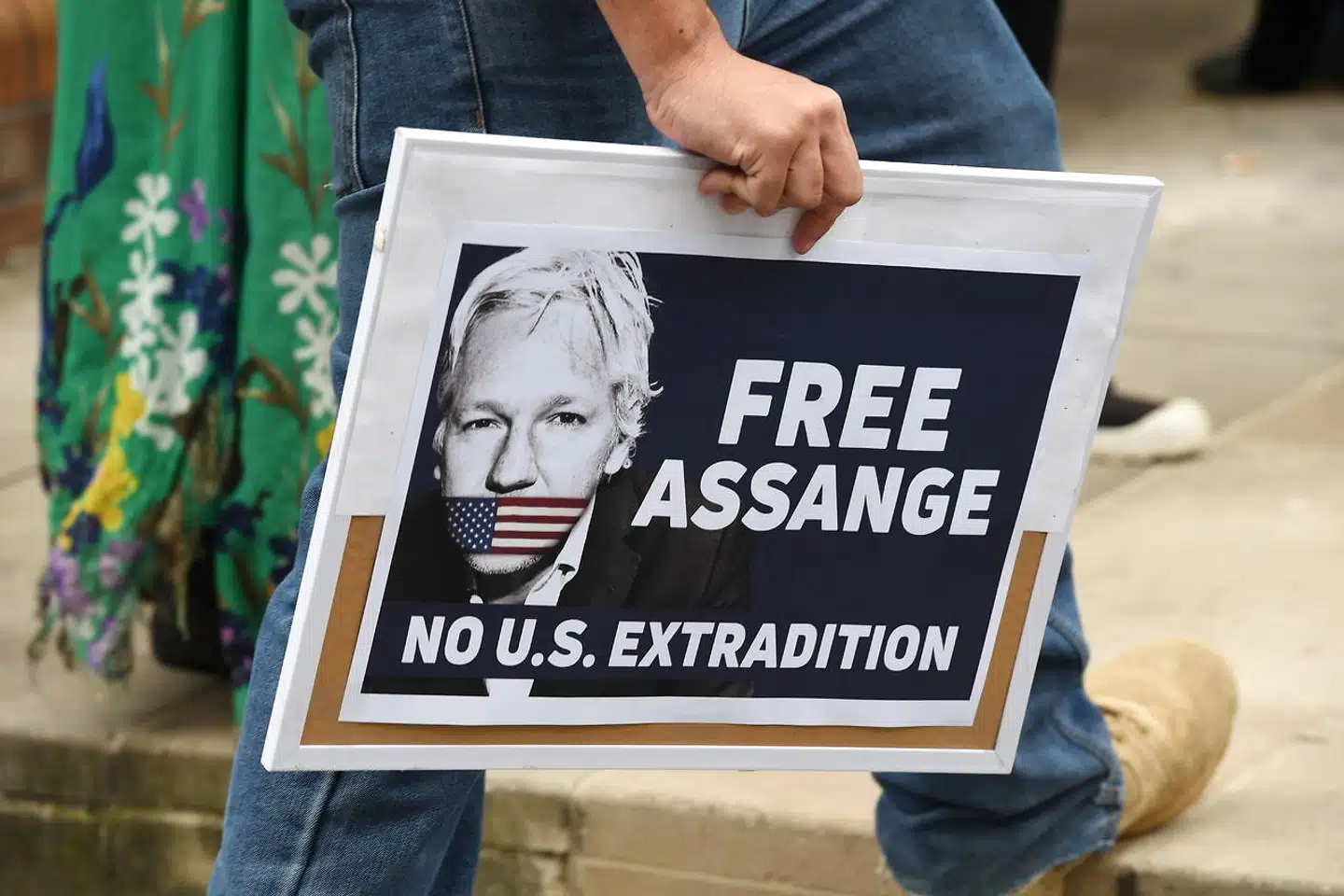 USA har ikke rejst tiltale mod Assange for at have publiceret tophemmelige dokumenter. I stedet vil justitsministeriet tilsyneladende retsforfølge ham for den rolle, han spillede i selve hackingen af det amerikanske forsvarsministerium. Men også dét er et angreb på pressefriheden, mener Assanges forsvarere.