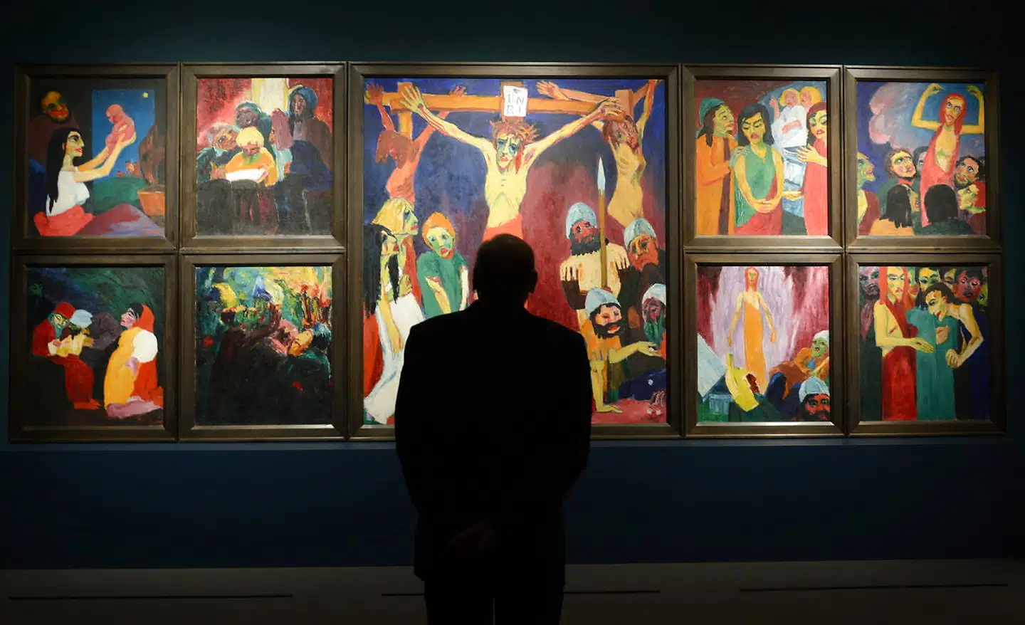 En mand kigger på maleriet »Jesus Liv«, som var en af Noldes hovedværker og udstillet på nazisternes udstilling af degenereret kunst.