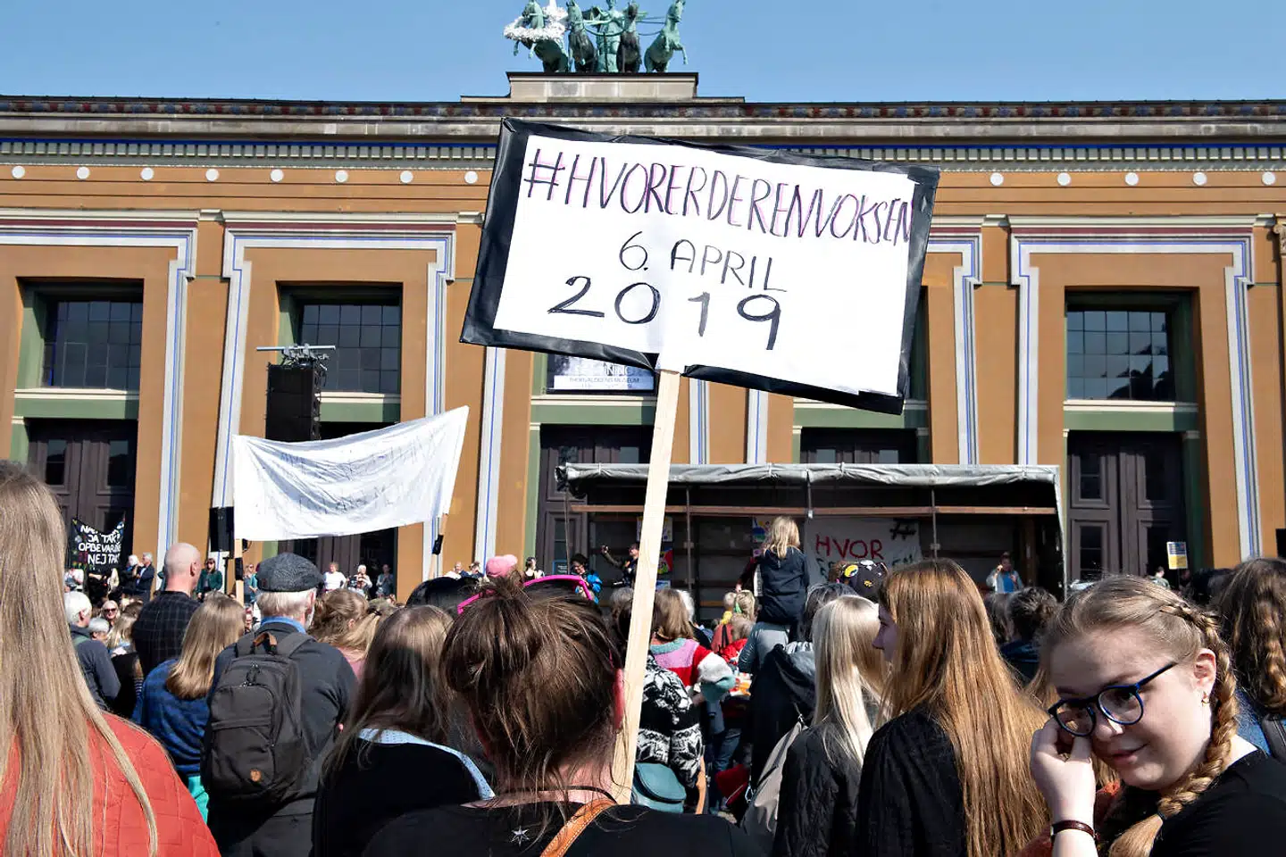 Lørdag demonstrerede forældre i over 50 forskellige byer i landet for at kræve, at der sættes et loft over, hvor mange børn der må være for hver voksen i børnehaver og vuggestuer.