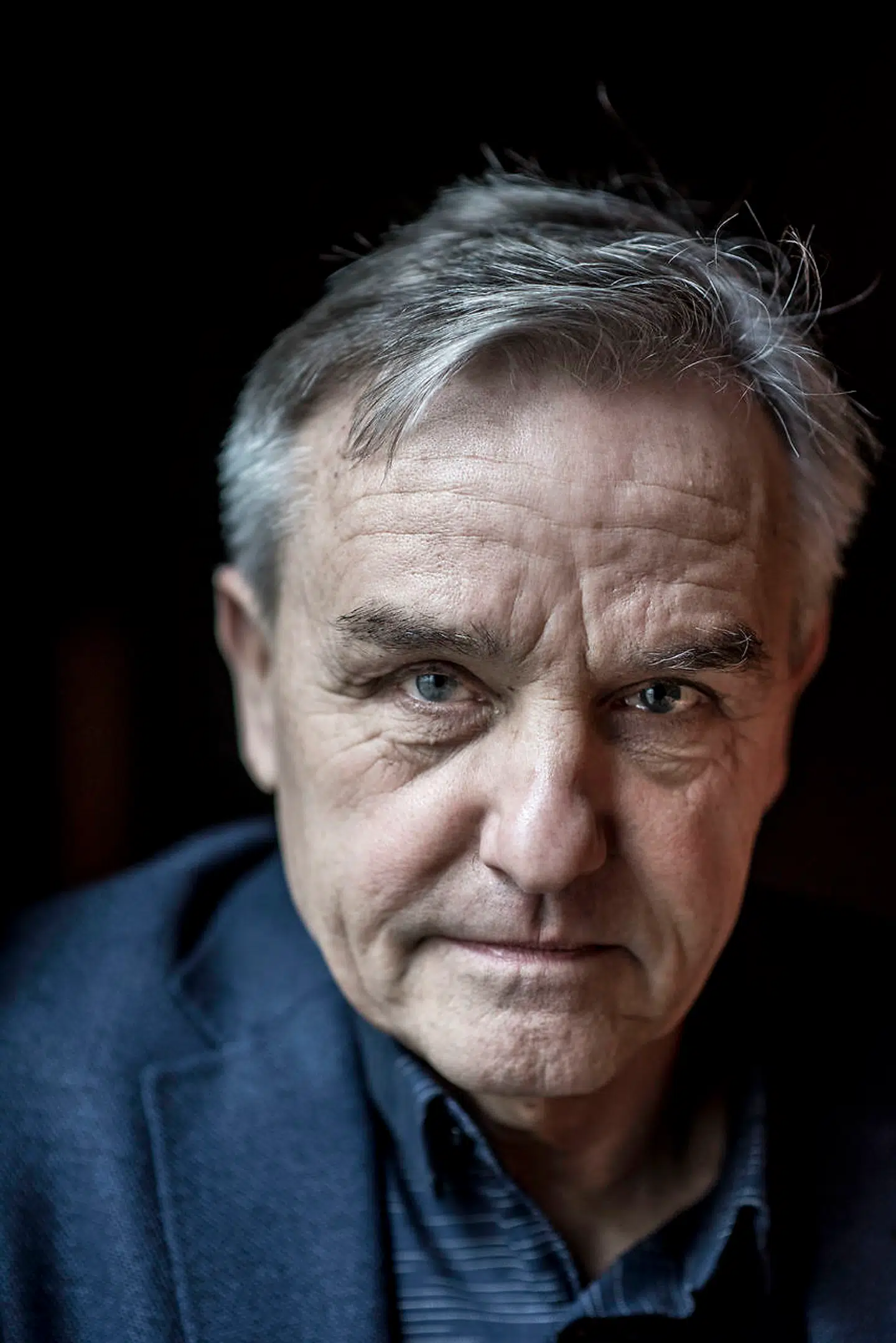 Jens Andersen en cand.phil. i dansk og ph.d. Han har arbejdet som anmelder på Kristeligt Dagblad, Politiken, Weekendavisen og Berlingske, hvor han også var litteraturredaktør. Siden 2013 har han ernæret sig som forfatter.