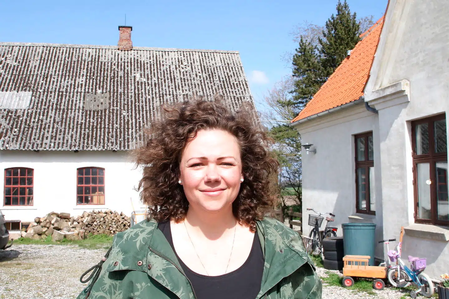 Mie Leonhardt Husum Rinken flyttede familien til Lolland for at passe børnene hjemme i stedet for at sende dem i institution.