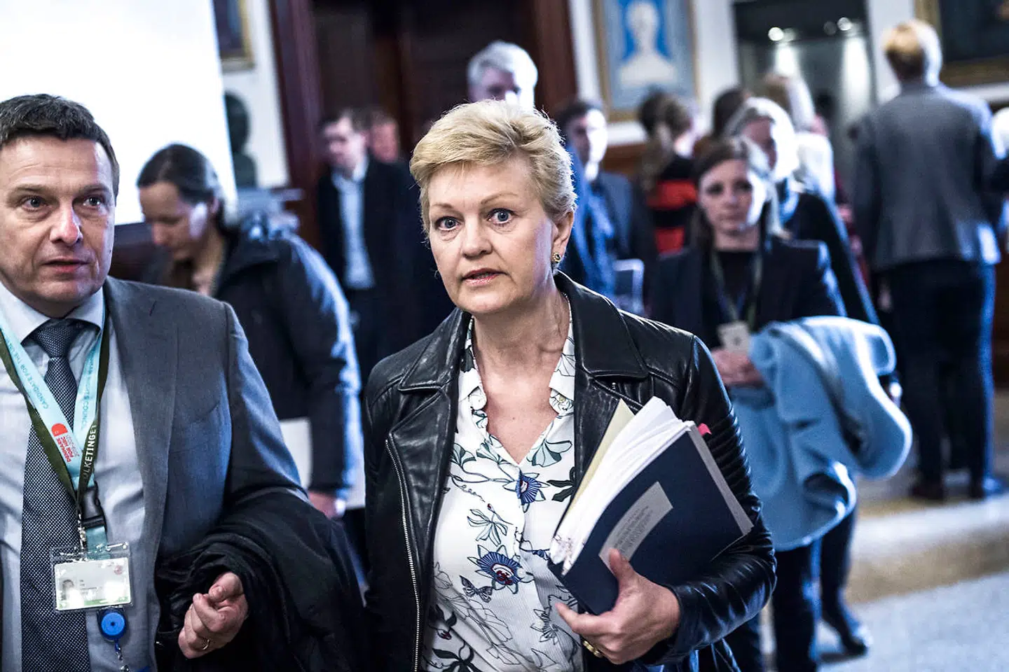 Onsdag den 10. april 2019 var fiskeriminister Eva Kjer Hansen i samråd om et mørklagt fiskeri ved Storebælt. To gange forsøgte ministeren at lade sin embedsmand svare for sig. Noget usædvanligt brugte embedsmanden sin taletid i samrådet til at kritisere Danmarks Fiskeriforening.