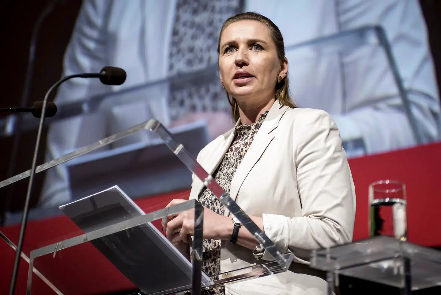 Hvad ligger til grund for Socialdemokratiets seneste tilnærmelser til Dansk Folkeparti? Dette spørgsmål lover Berlingskes politiske kommentator, Thomas Larsen, at besvare i bogen »Mette Frederiksen – Et politisk portræt«.