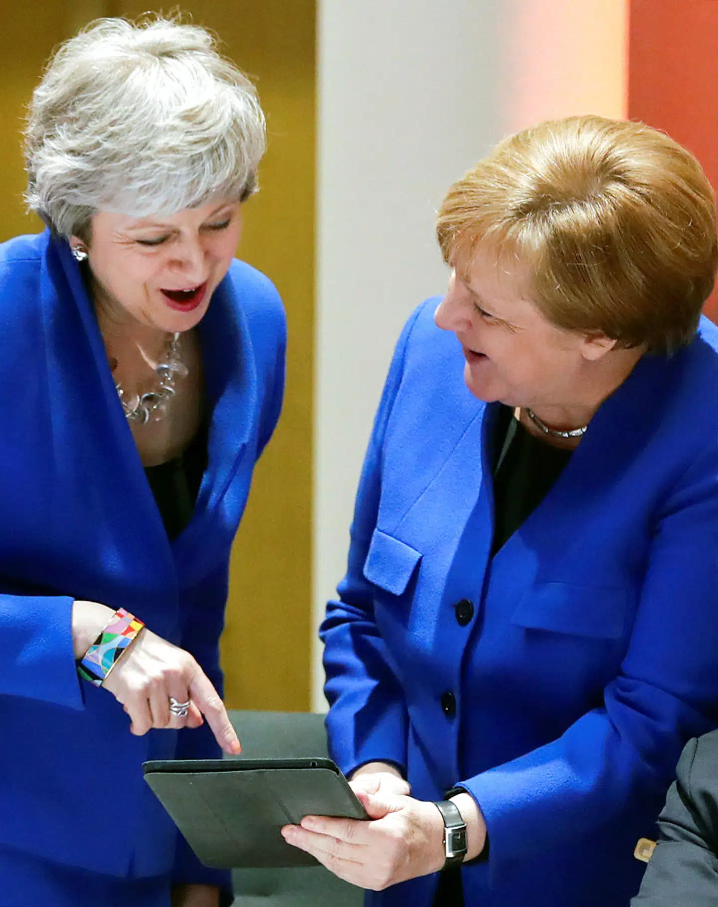 EU-topmødet var præget af en bedre stemning end tidligere Brexit-topmøder. Hvor Theresa May tidligere har virket isoleret inden mødernes begyndelse, gjorde kansler Merkel meget ud af at inddrage hende i »small talk« og sågar muntre bemærkninger.