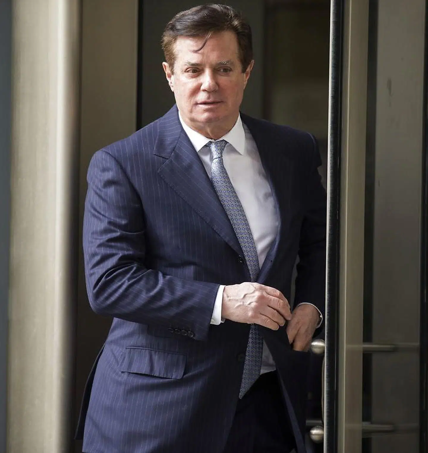 Paul Manafort fanget på vej ud af en retsbygning.