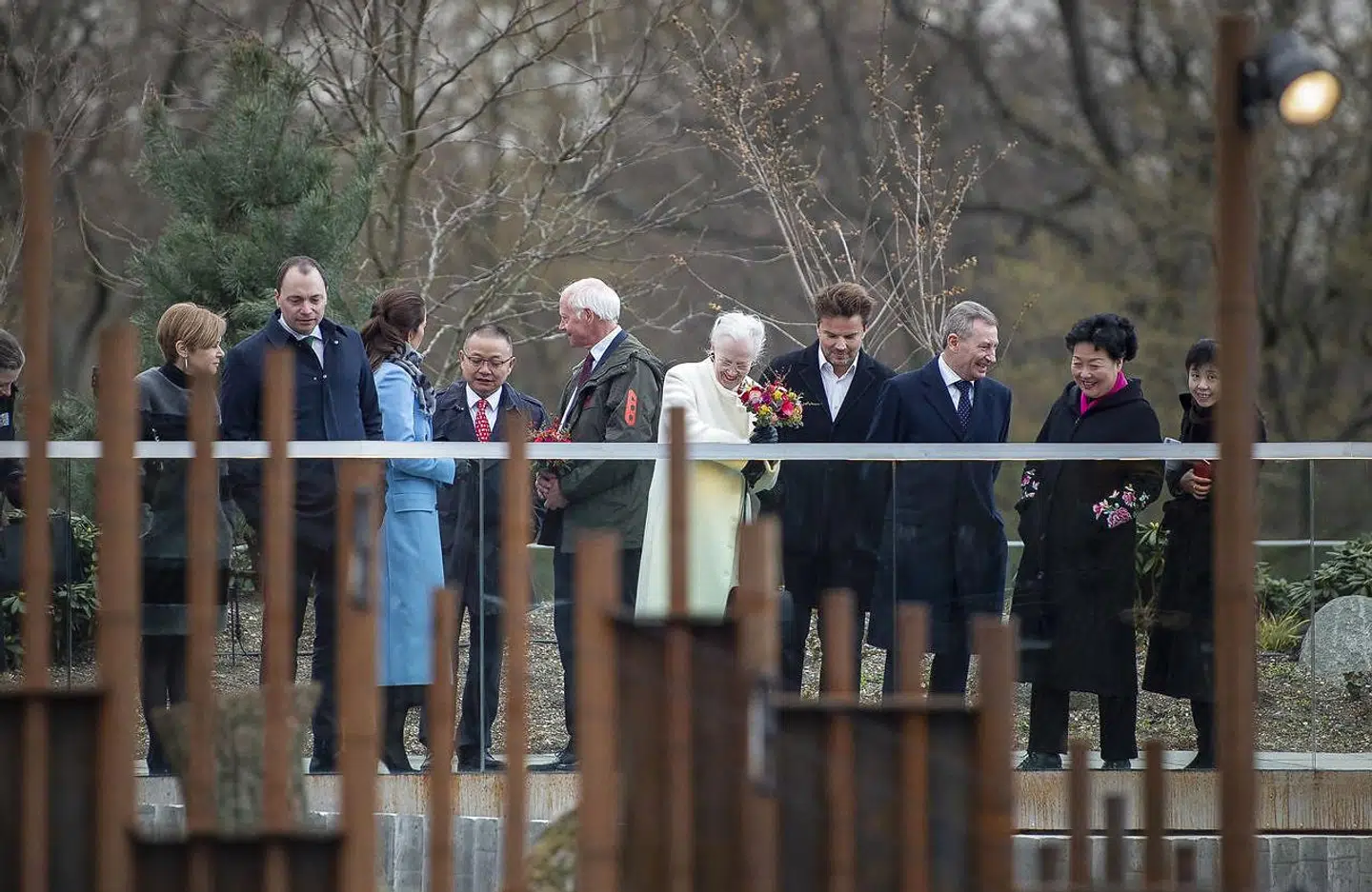 Dronning Margrethe, kronprinsesse Mary, kulturminister Mette Bock (LA) og arkitekten bag pandaanlægget, Bjarke Ingels, var blandt deltagerne ved indvielsen i København Zoo.