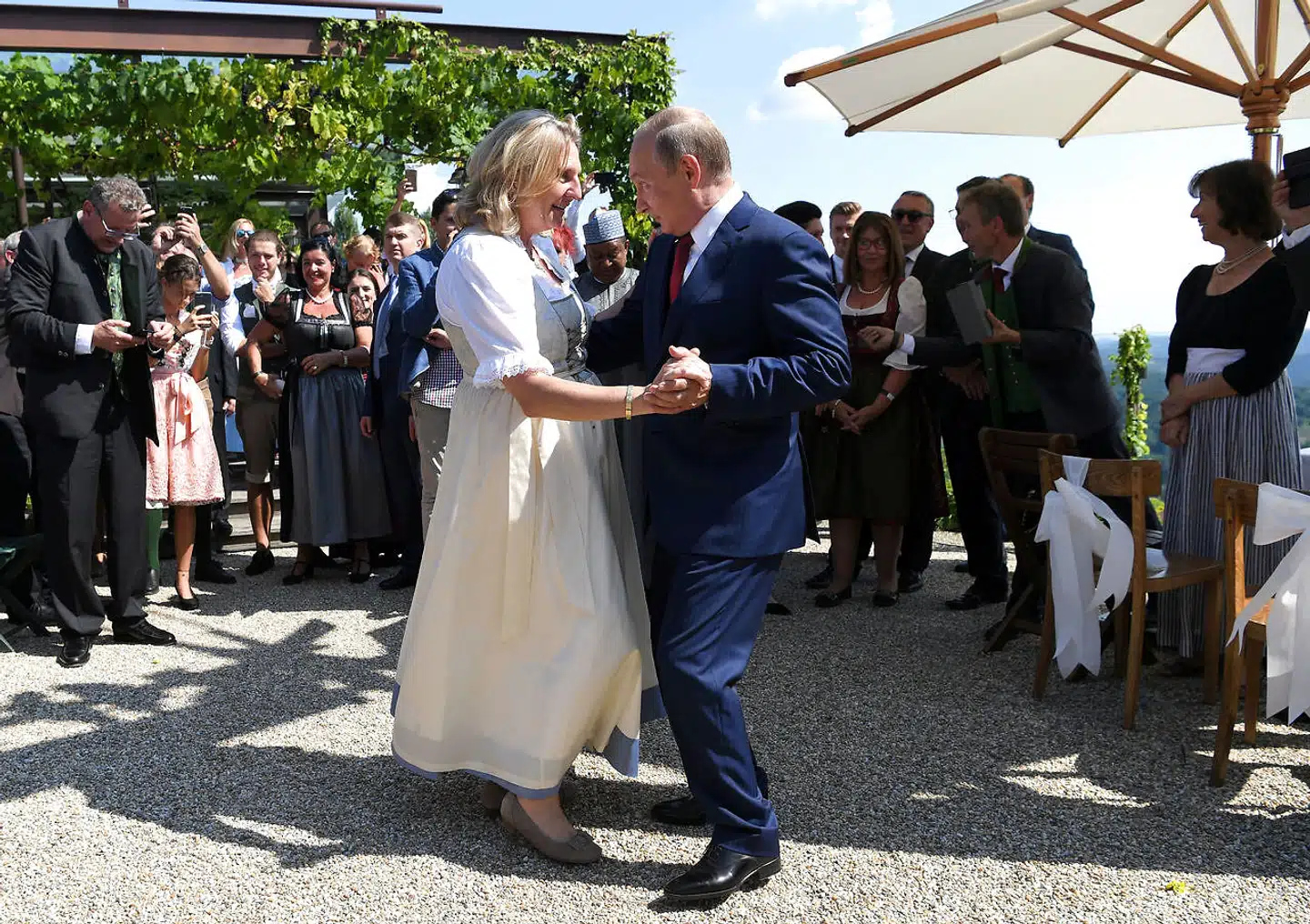 Hvorfor inviterede Østrigs udenrigsminister, Karin Kneissl, Ruslands præsident, Vladimir Putin, med til sit bryllup i august 2018? Det spørgsmål optog størstedelen af de europæiske lande. Nu har en række efterretningstjenester tilsyneladende draget nogle konsekvenser af Østrigs tætte forhold til Rusland.