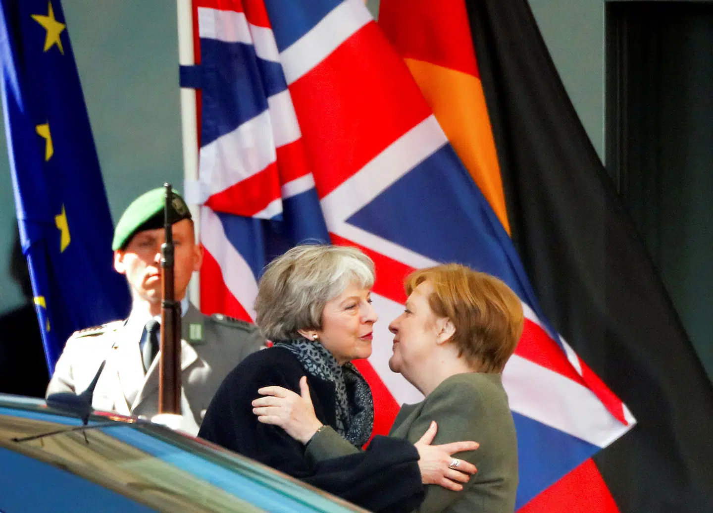 Tirsdag diskuterede Angela Merkel og Theresa May den mulige forlængelse i Berlin. Merkel har tidligere givet udtryk for, at hun vil gøre alt for at undgå et såkaldt »No Deal«. Flere tyske partier er dog kritiske over for hendes strategi.